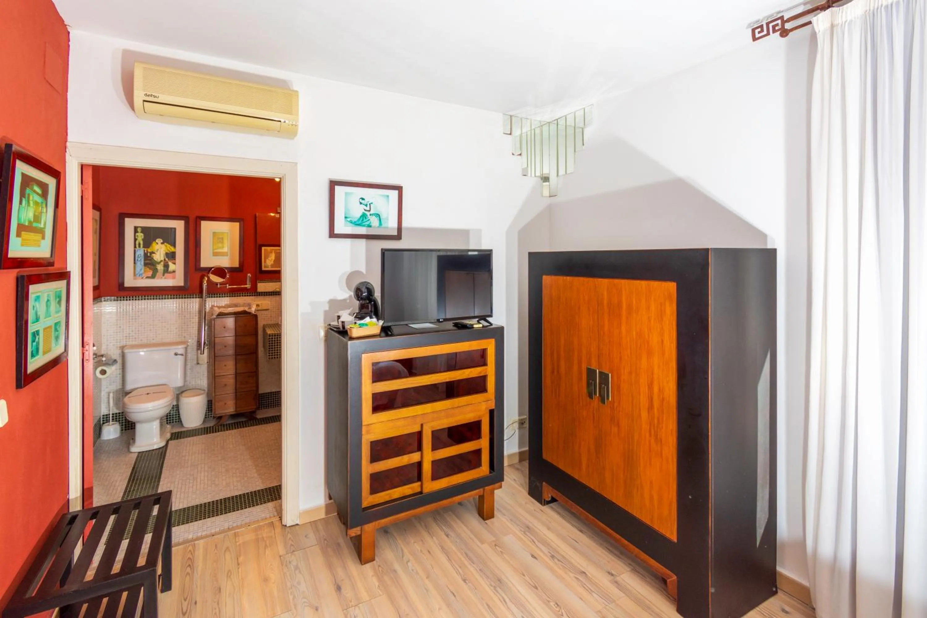 Photo of the whole room in Hotel Utopía