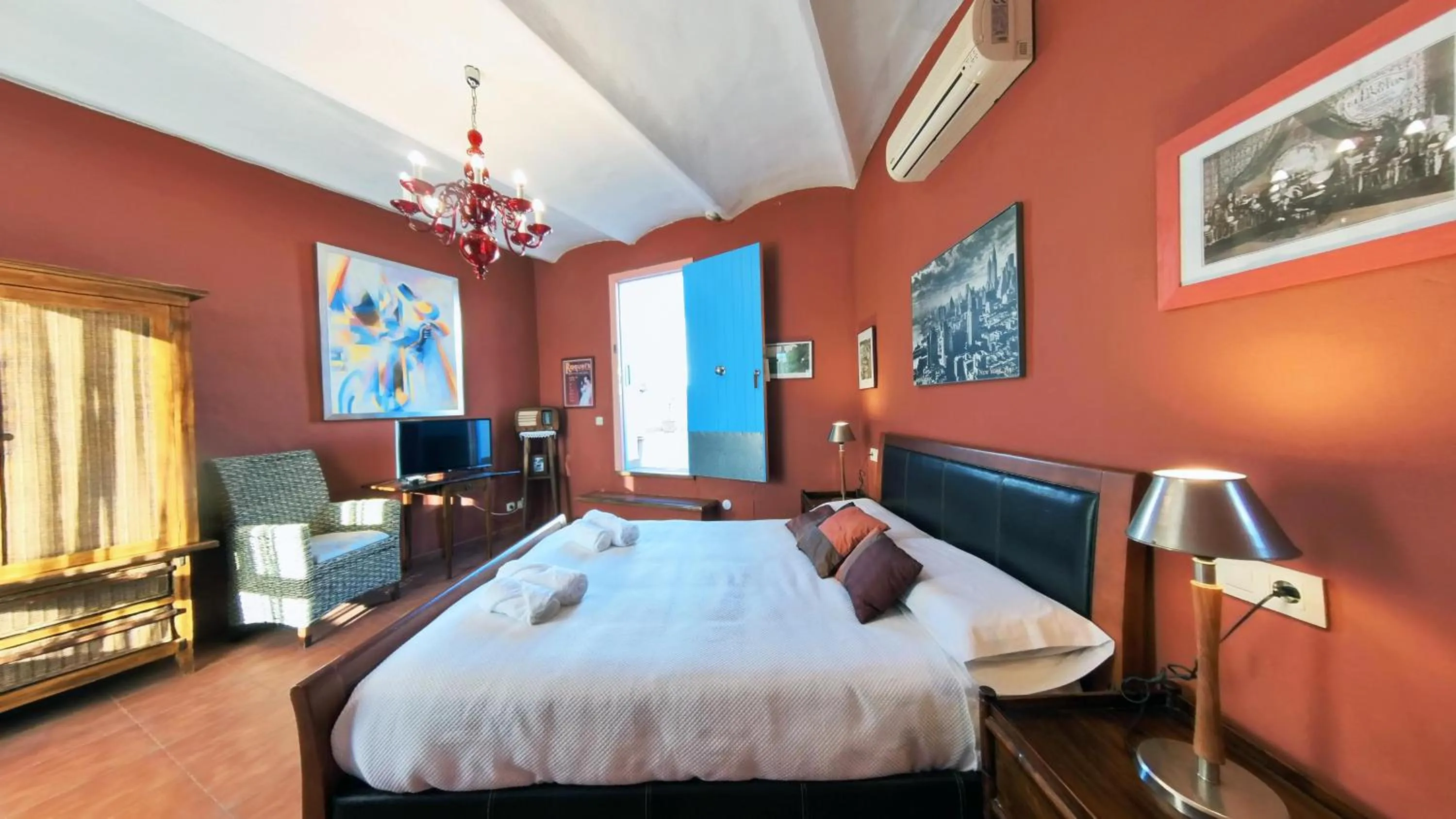Photo of the whole room, Bed in Hotel Utopía