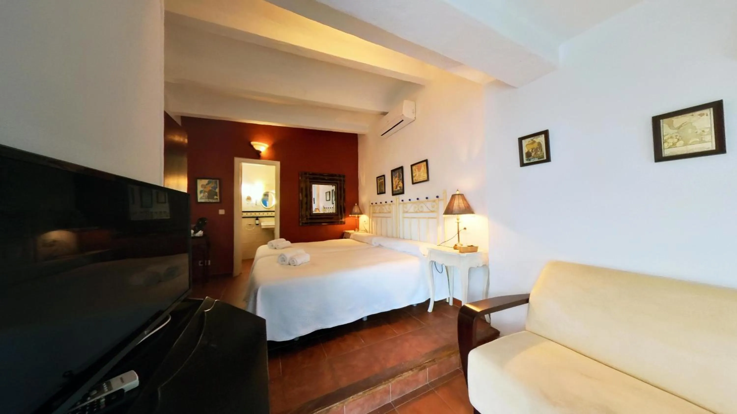 Photo of the whole room, Bed in Hotel Utopía