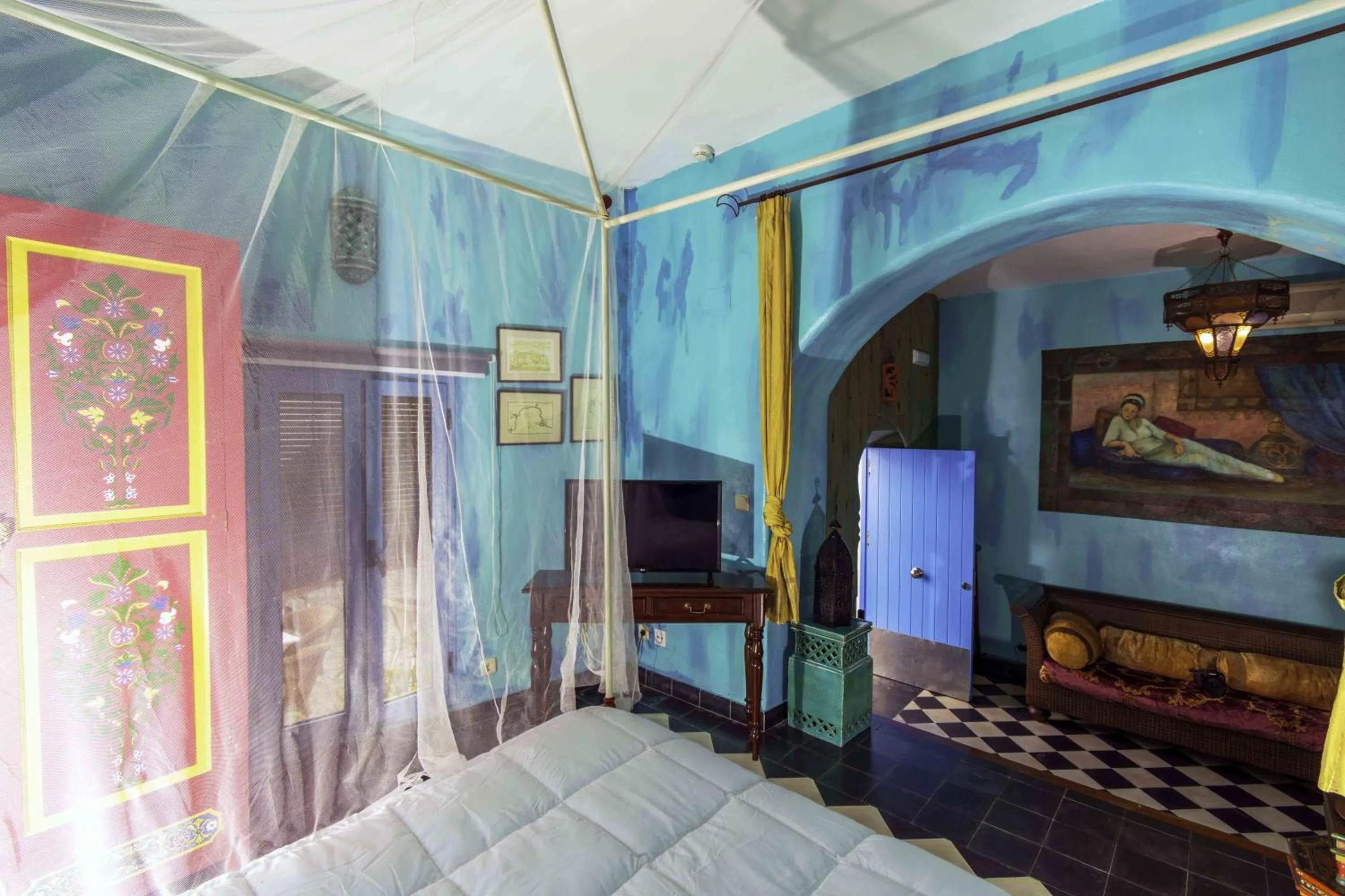 Photo of the whole room in Hotel Utopía