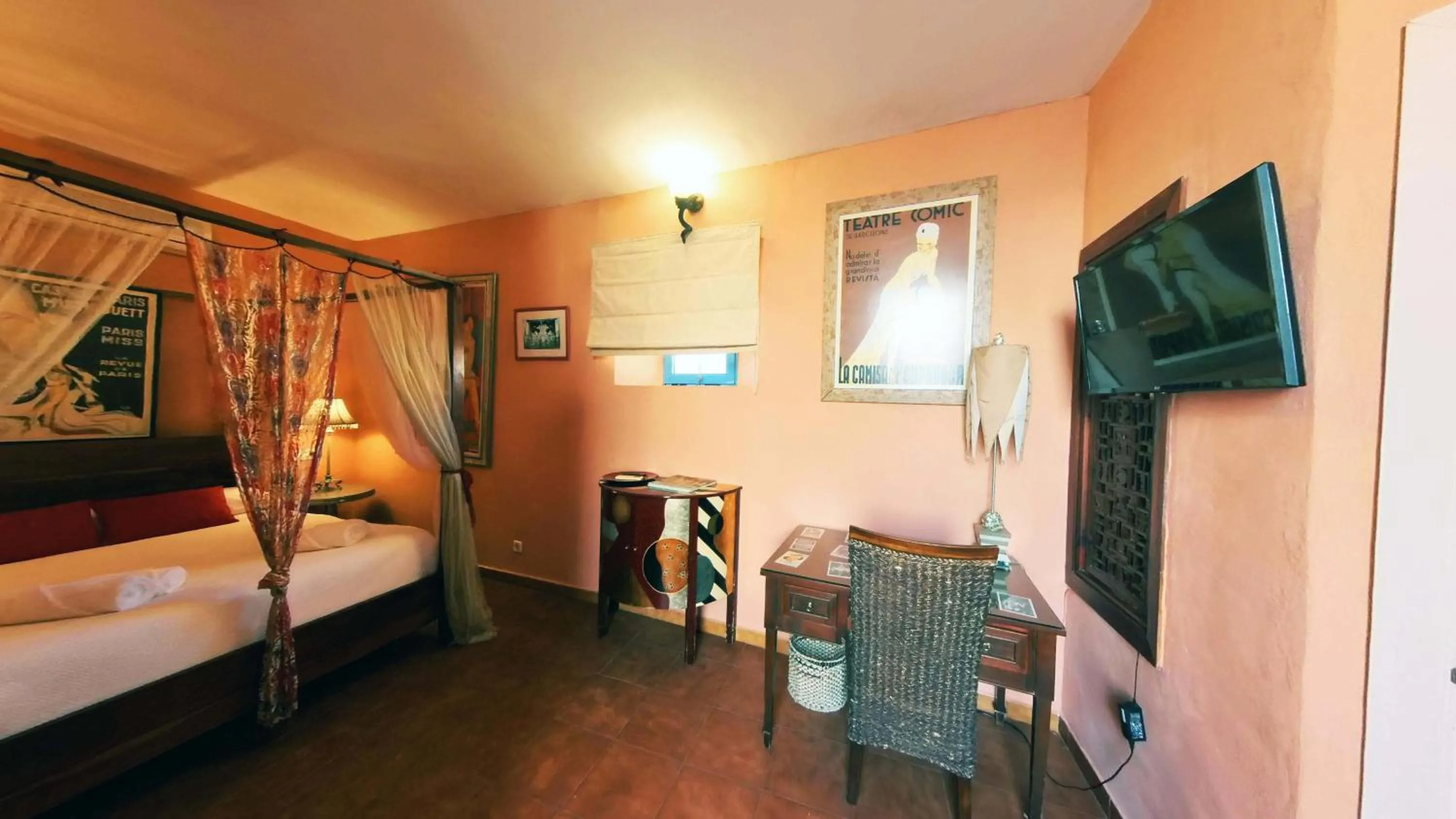 Photo of the whole room, Bed in Hotel Utopía