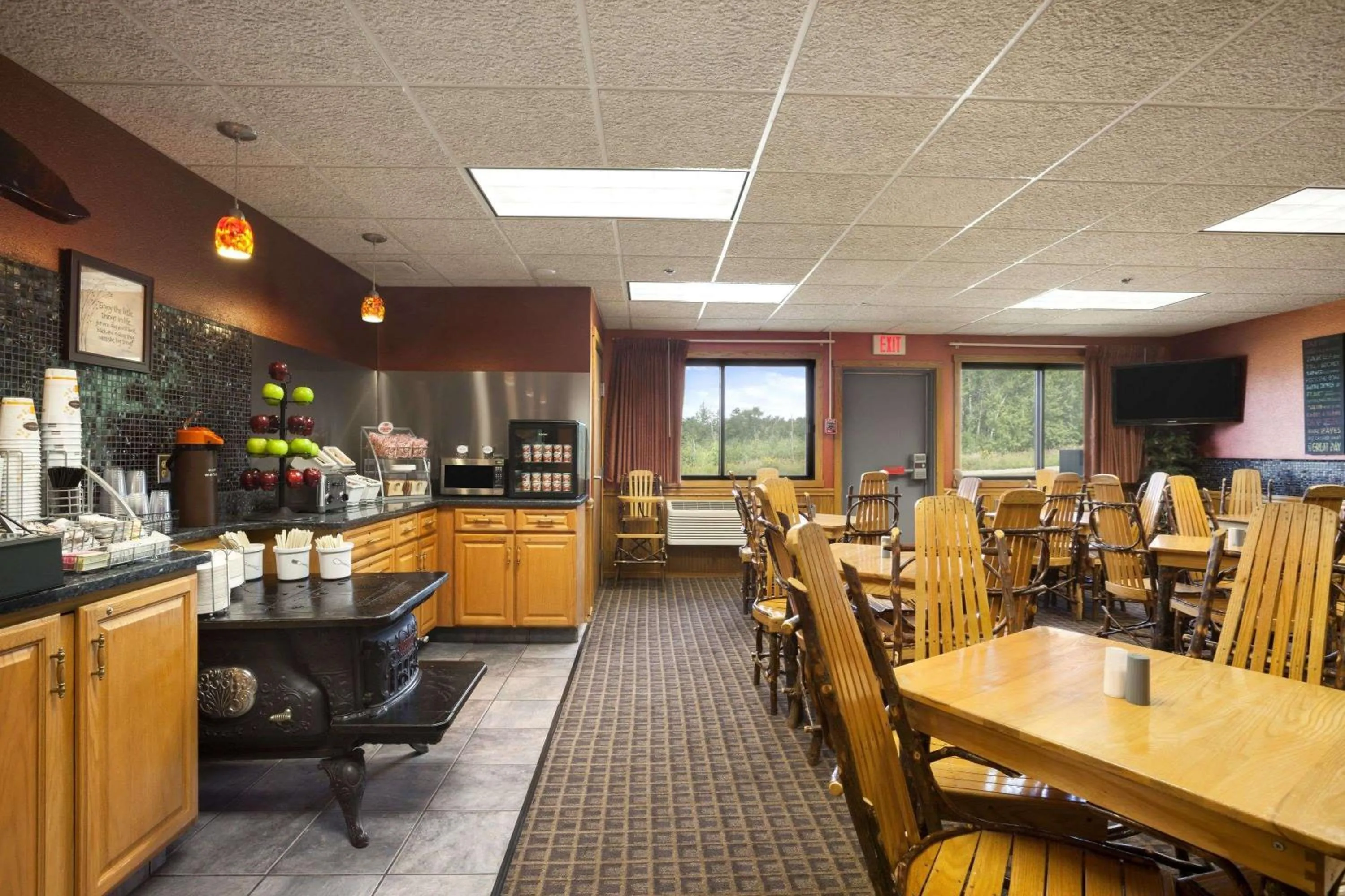 Restaurant/places to eat in Super 8 by Wyndham Eveleth