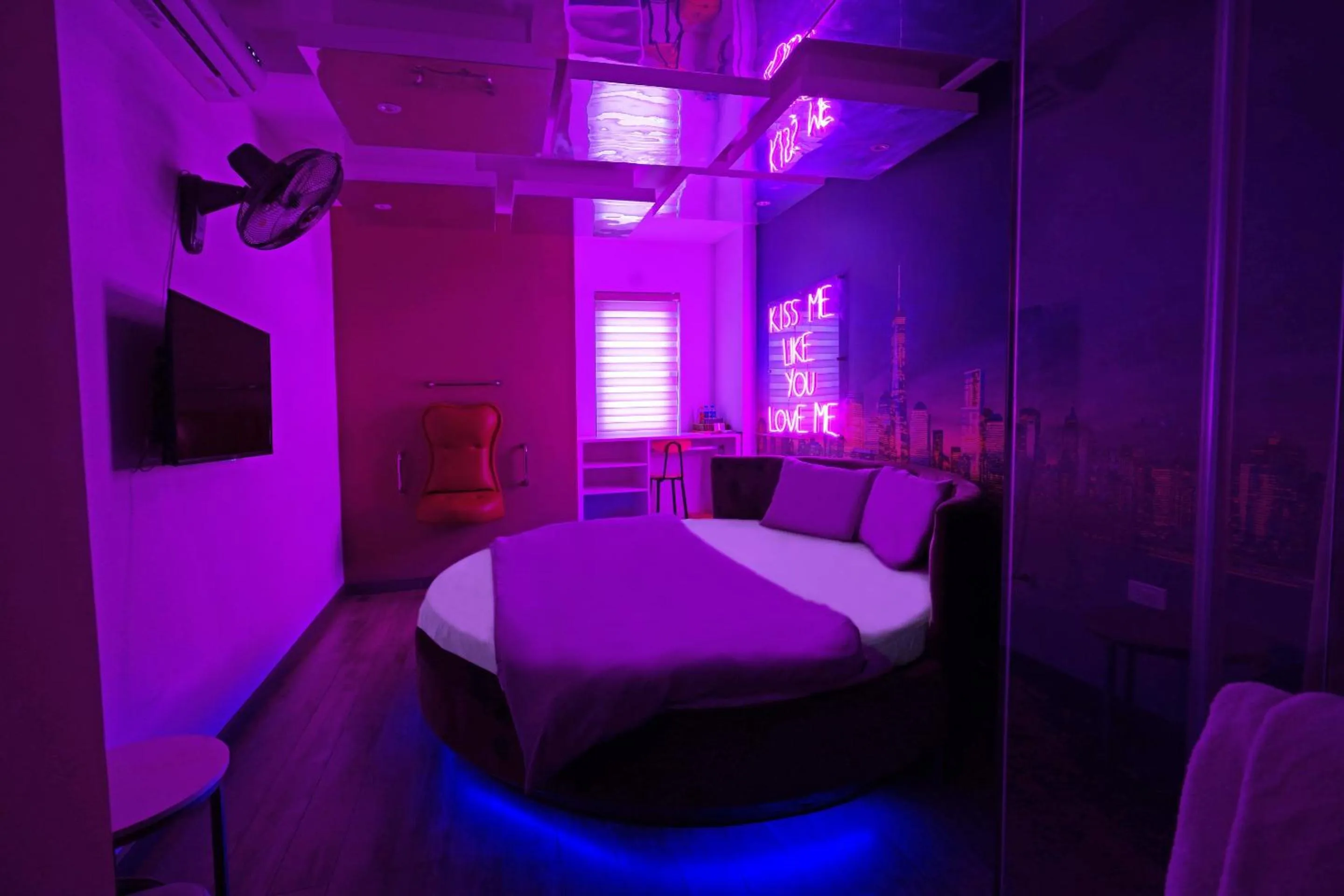 Photo of the whole room in 69 Boutique by Minova