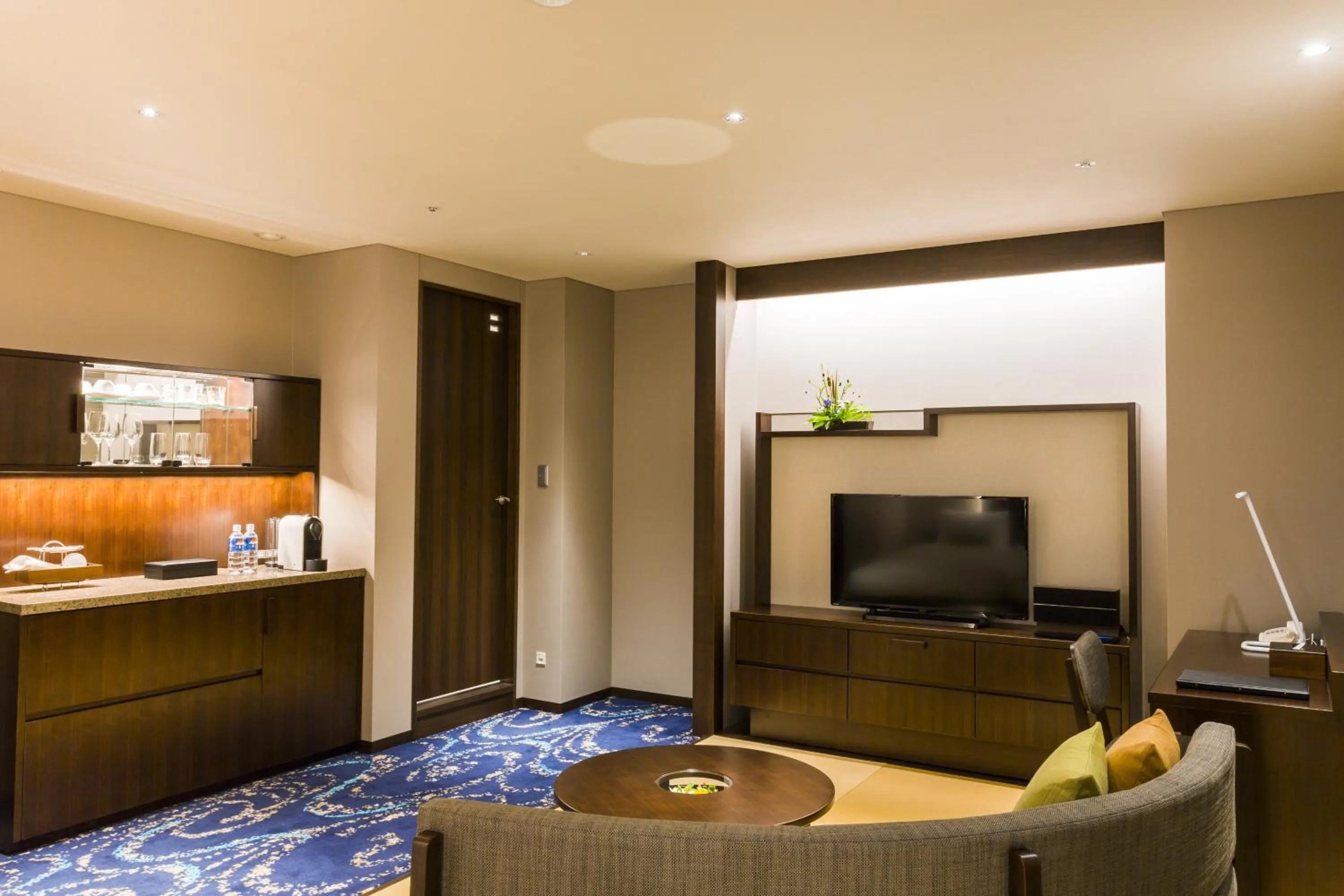 Living room in Hotel Ryumeikan Ochanomizu Honten