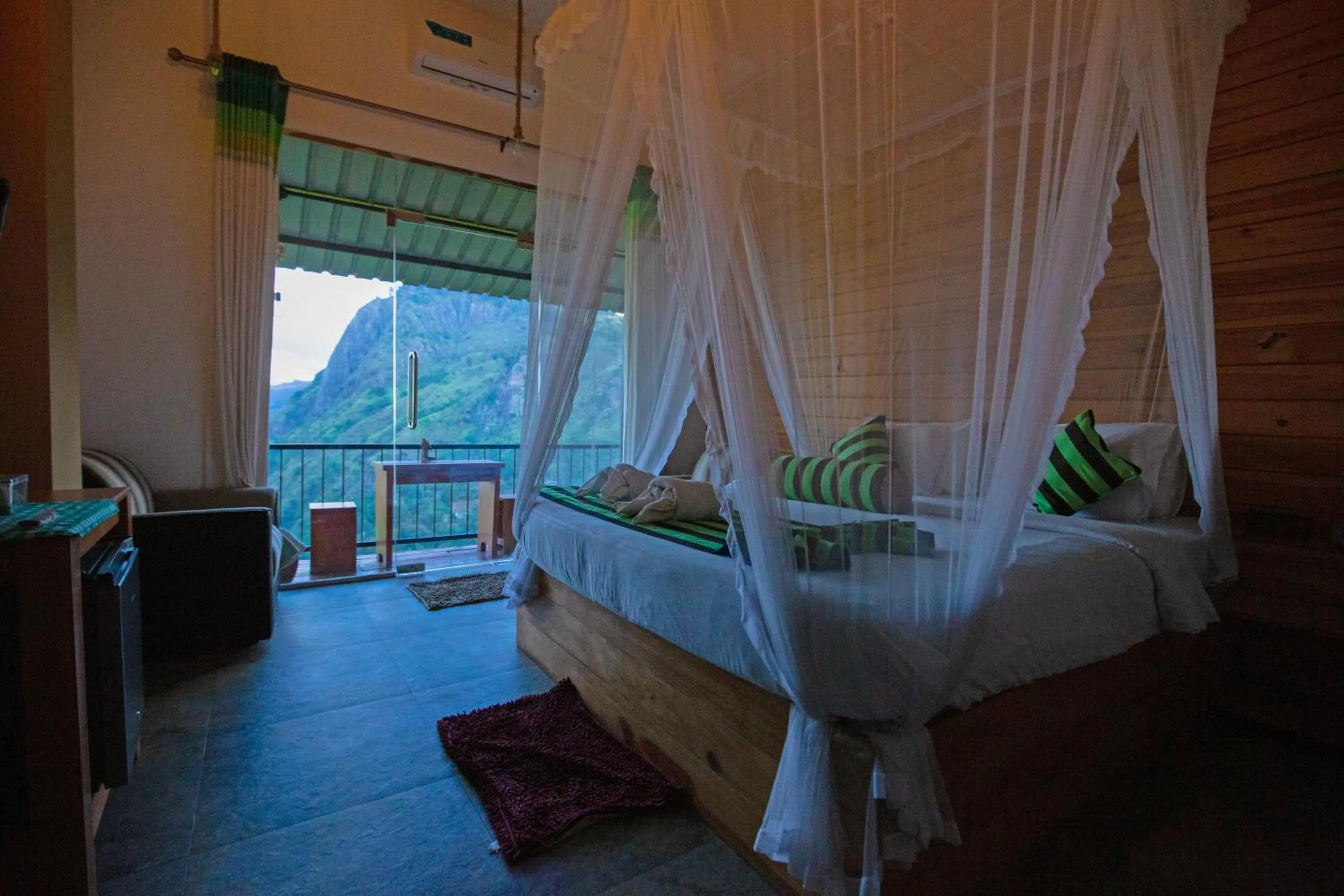 Bedroom, Bed in Green Hill