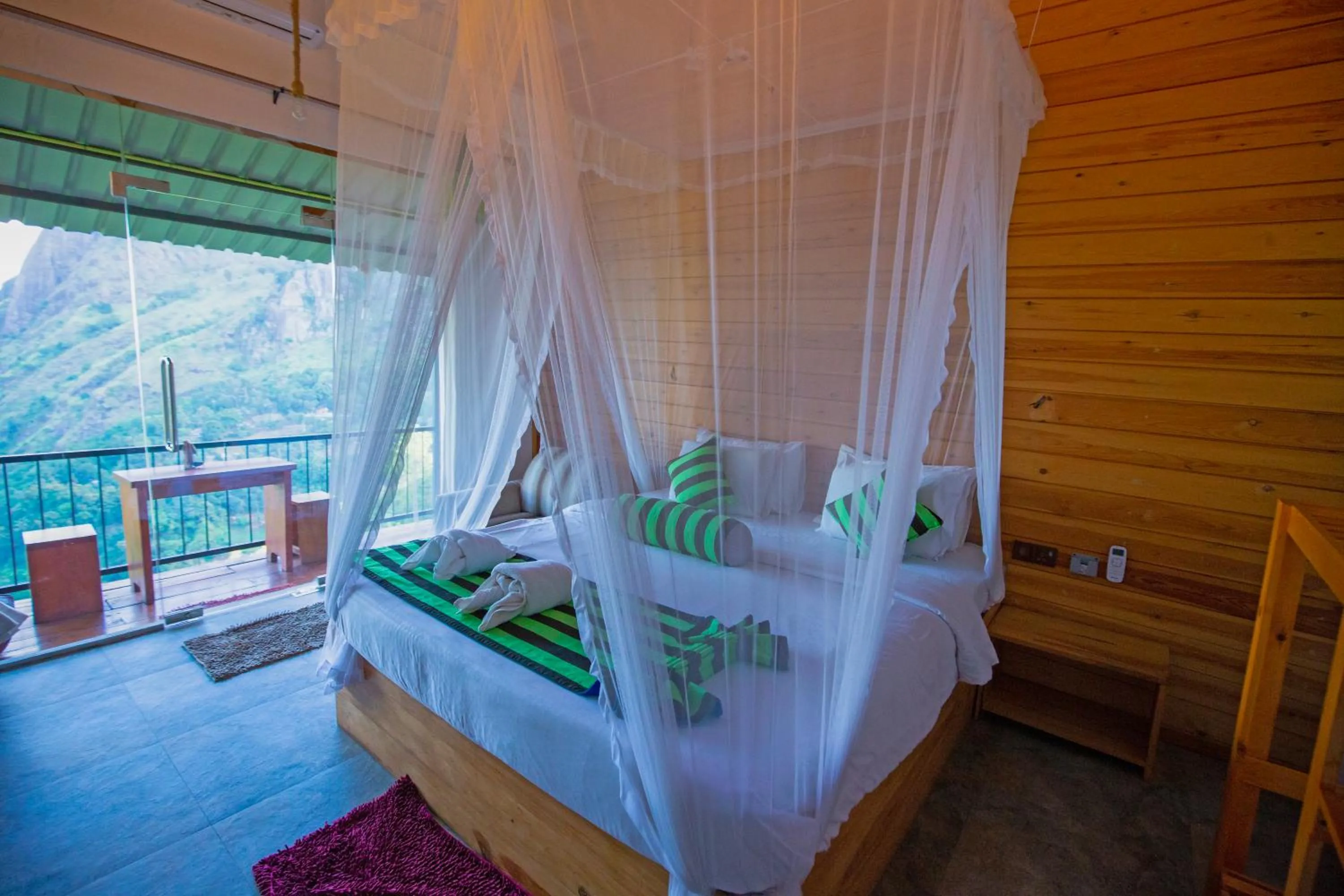 Bedroom, Bed in Green Hill