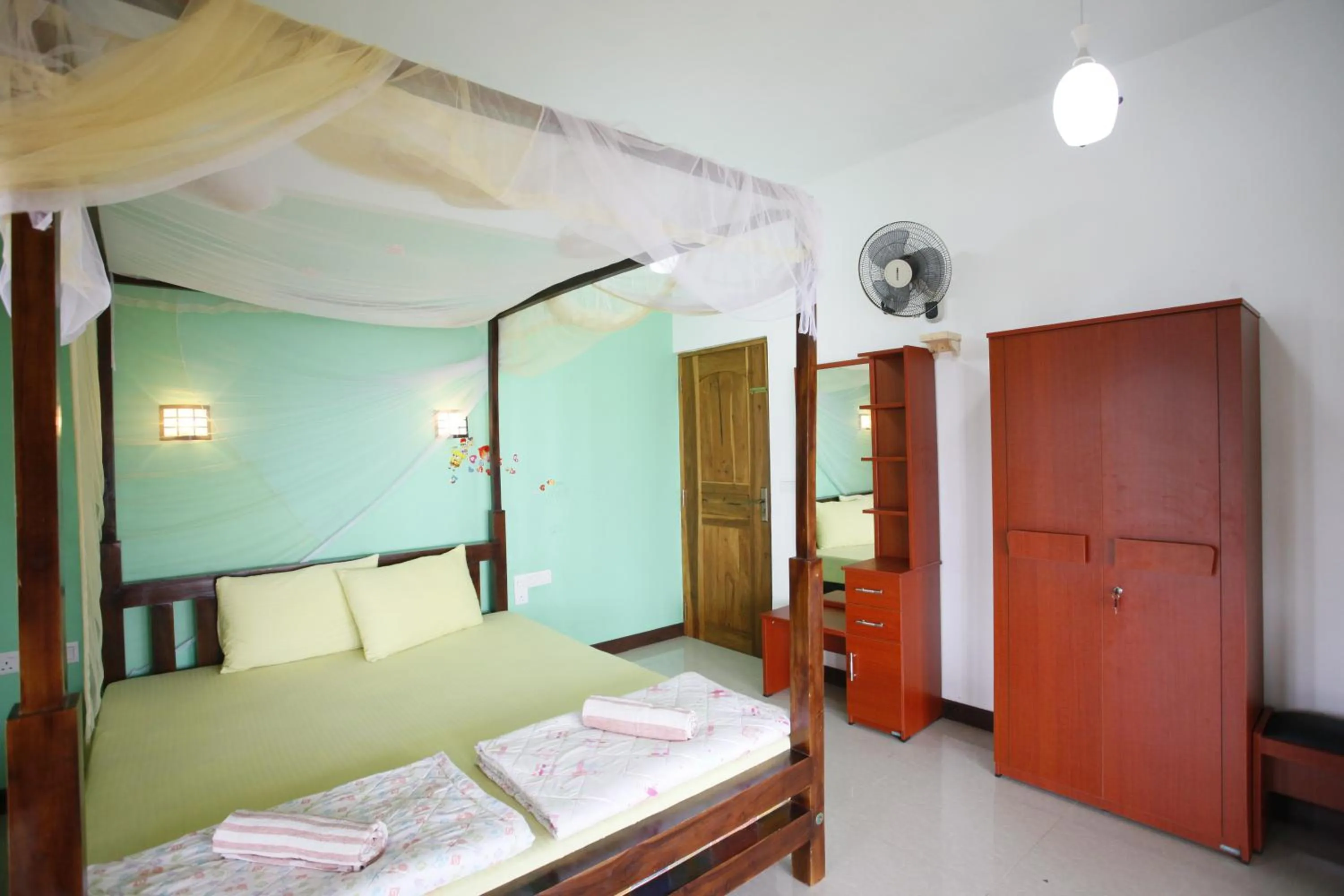 Photo of the whole room, Bed in Green Hill