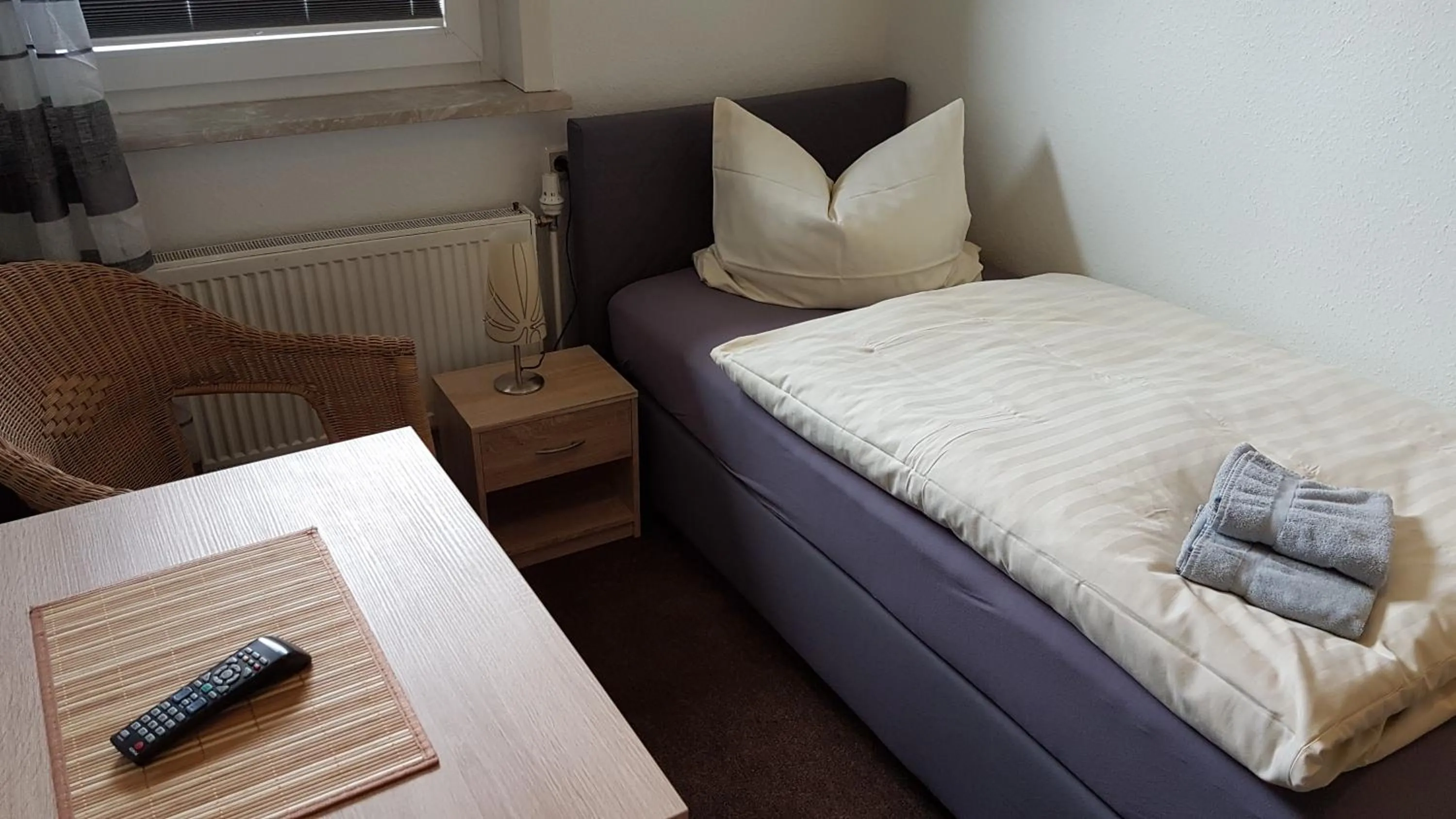 Photo of the whole room, Bed in Hotel Deutsches Haus Francop