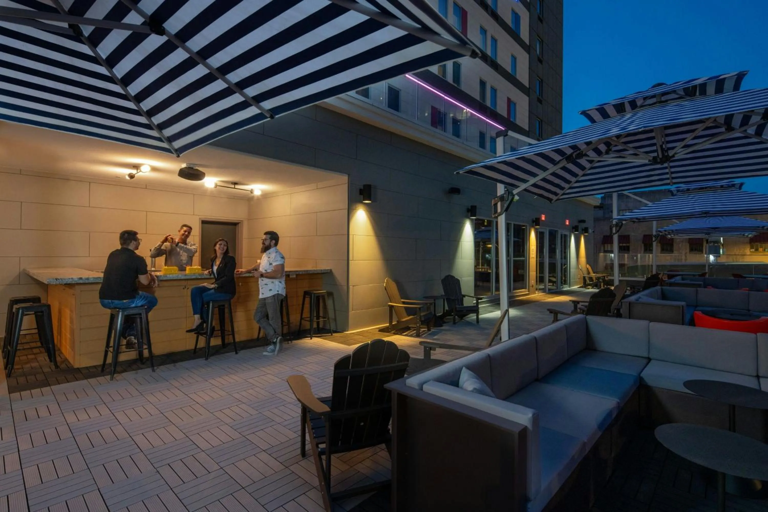 Restaurant/places to eat in Aloft Memphis Downtown