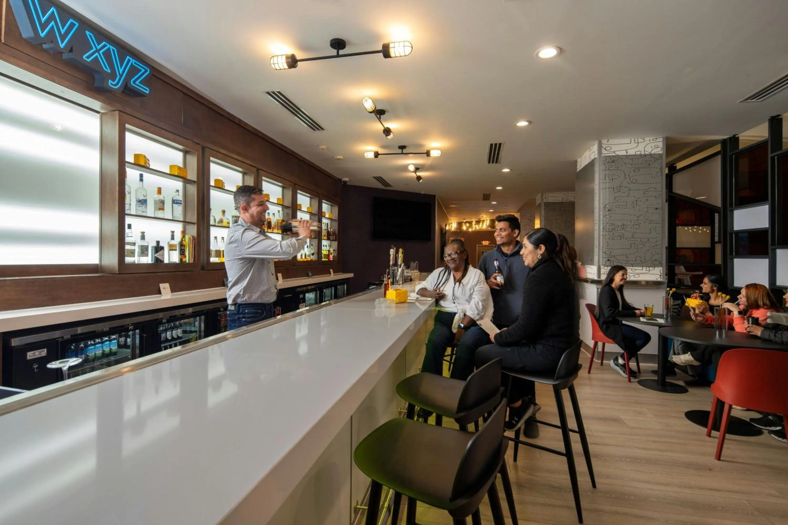 Restaurant/places to eat in Aloft Memphis Downtown