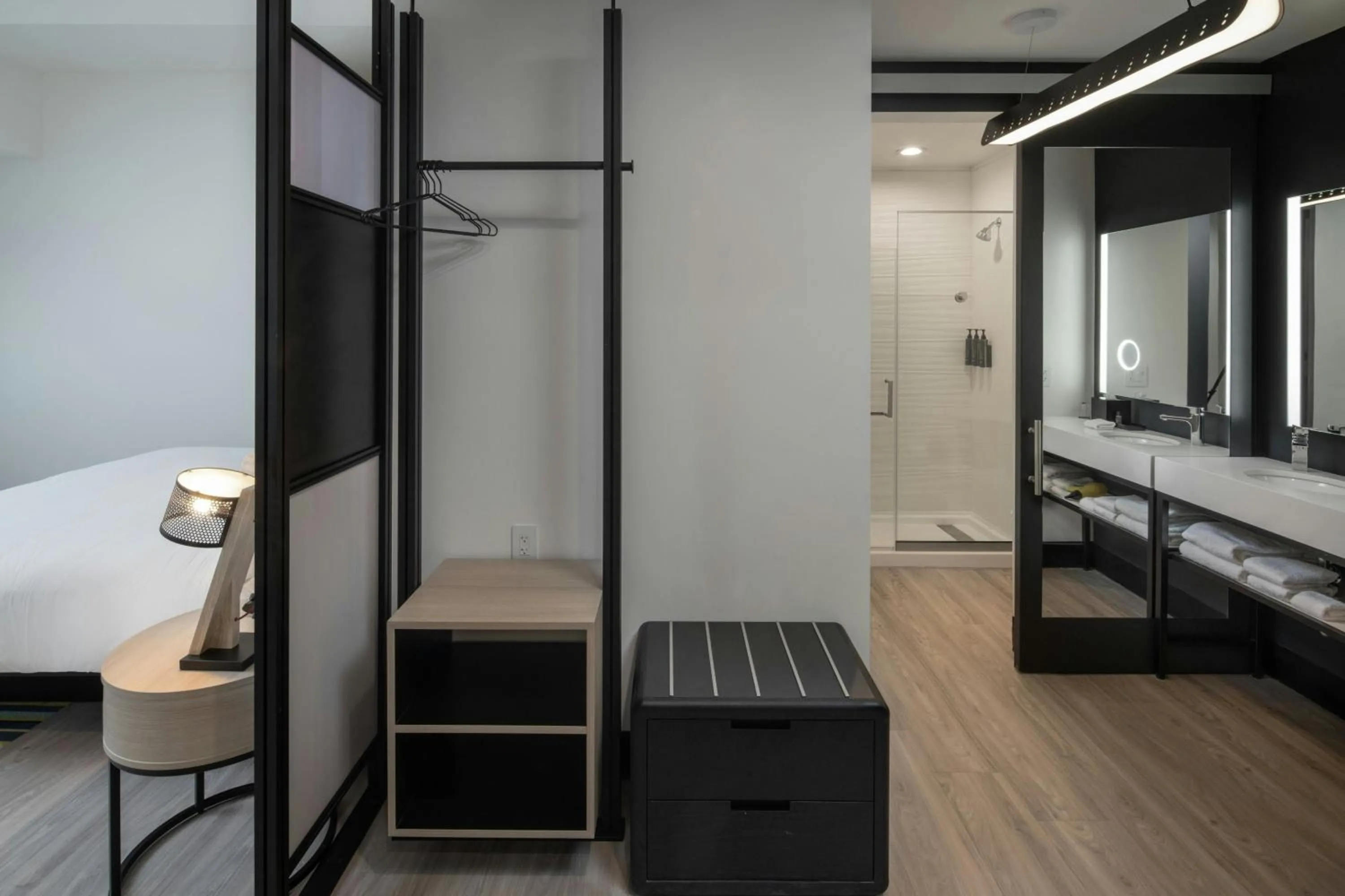 Bathroom, Bed in Aloft Memphis Downtown