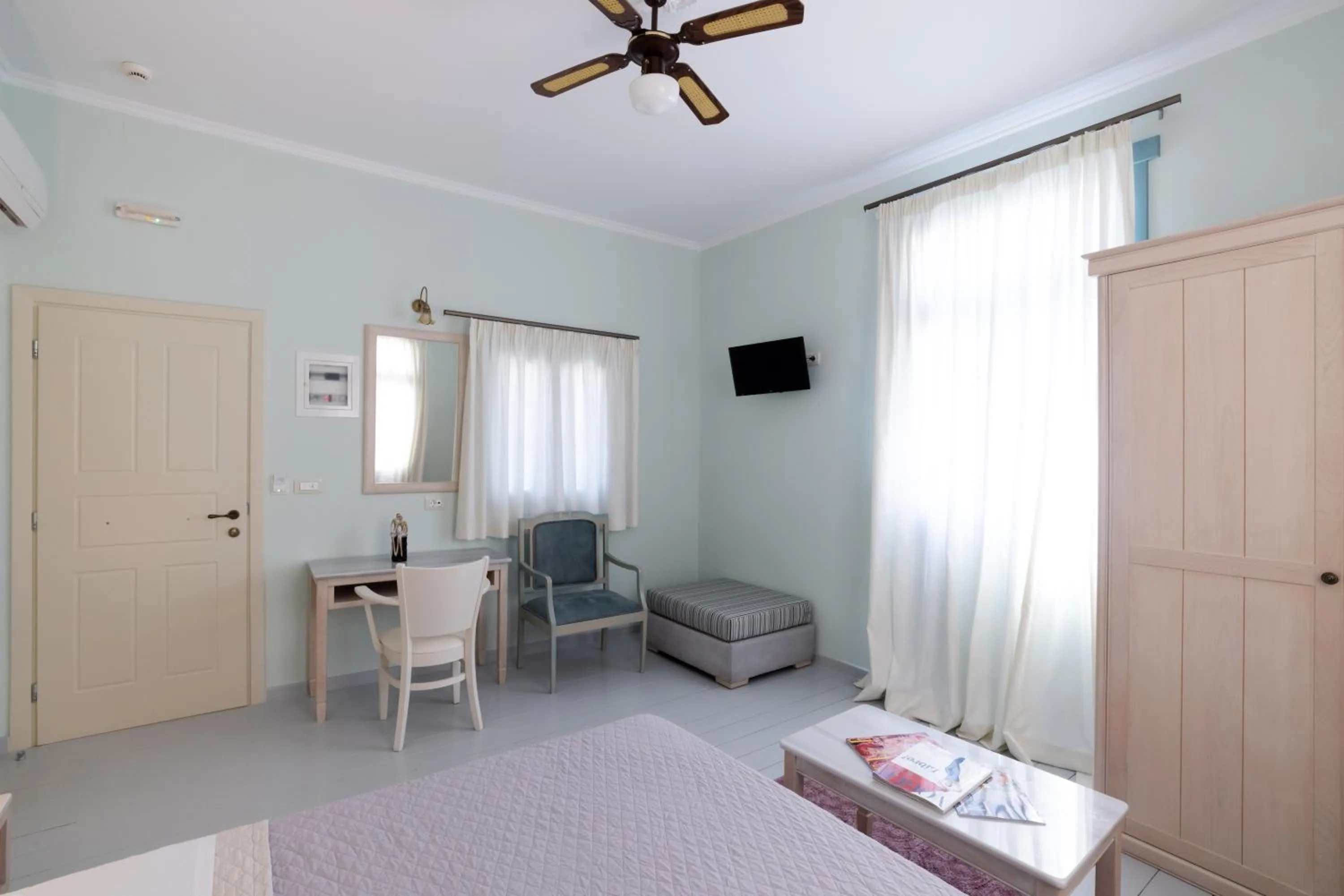 Photo of the whole room, Bed in 999 Luxury Hotel