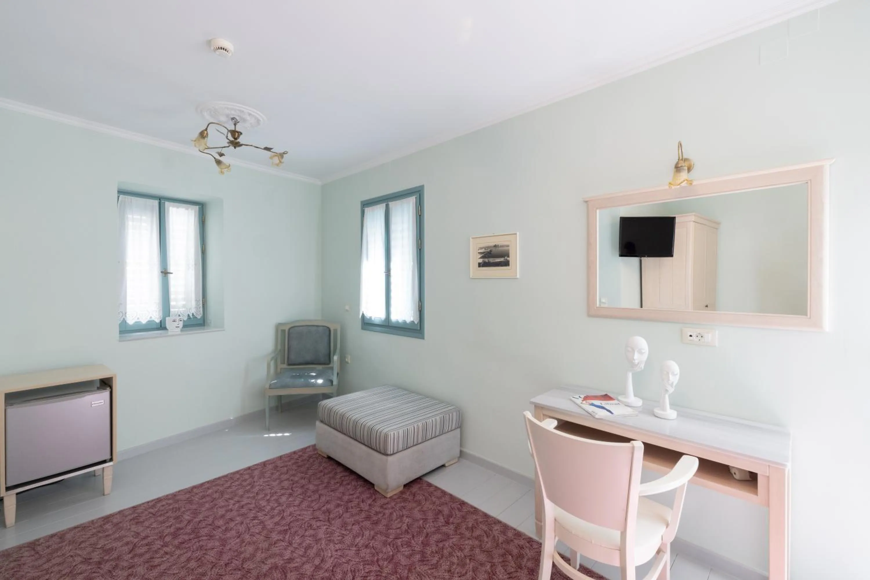 Photo of the whole room in 999 Luxury Hotel