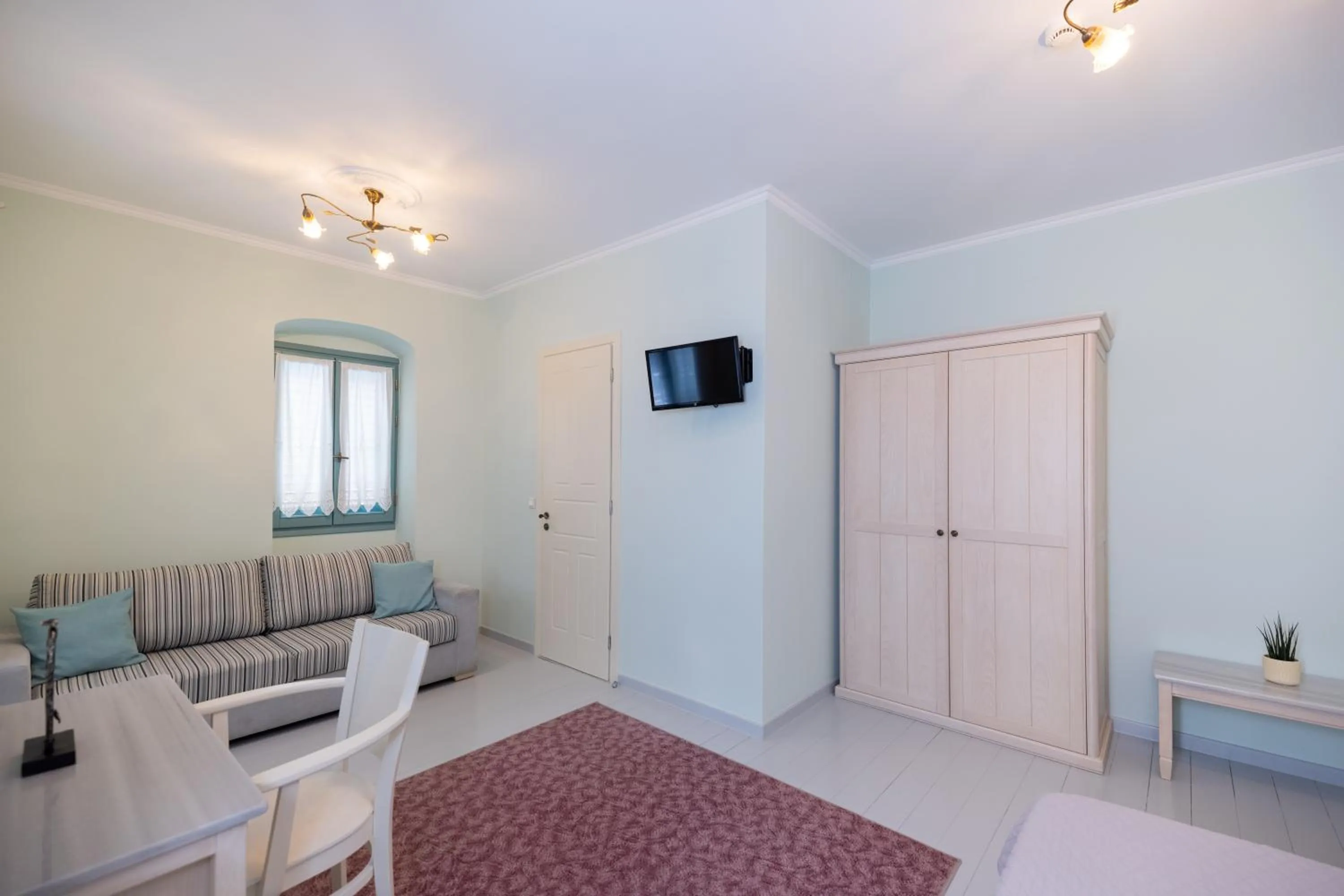 Photo of the whole room in 999 Luxury Hotel