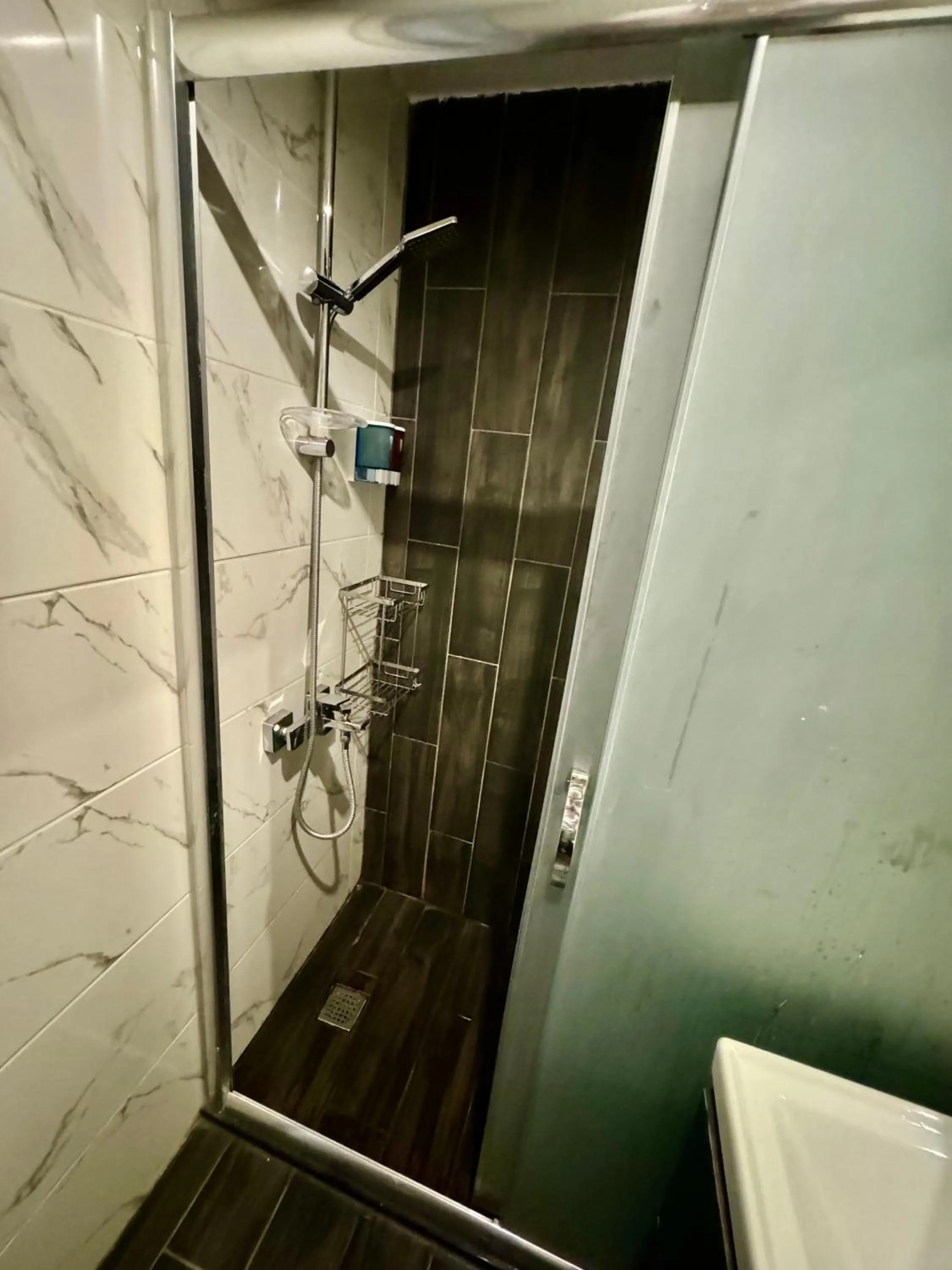 Shower in Aram Edessa Hotel