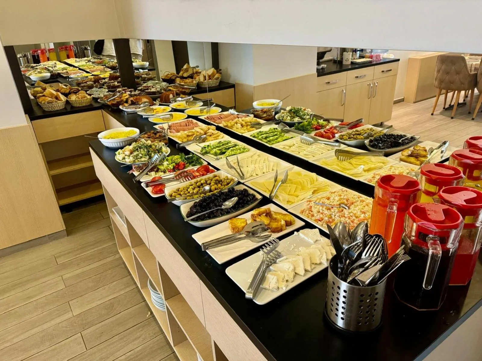 Food and drinks in Aram Edessa Hotel