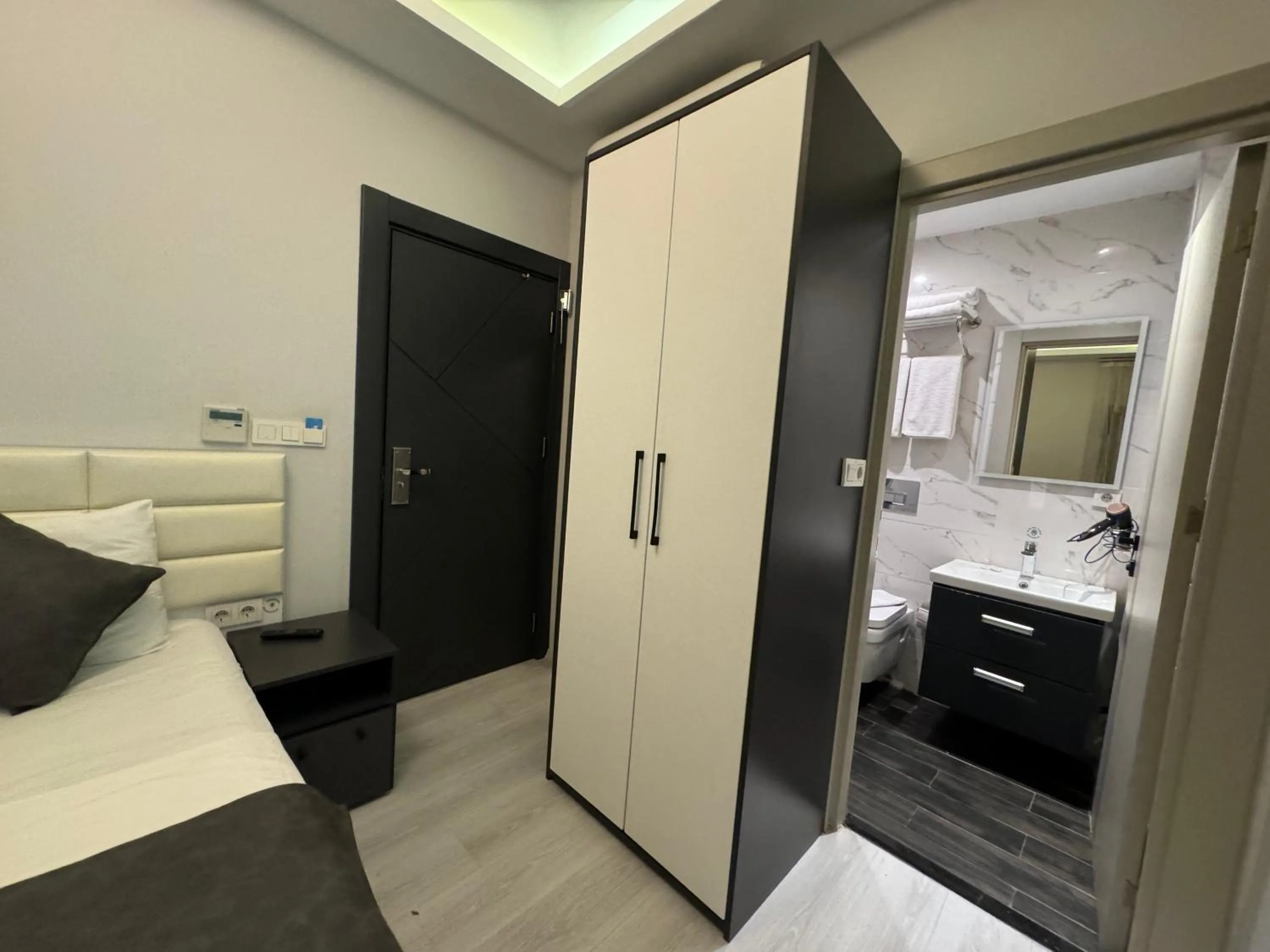 Bathroom, Bed in Aram Edessa Hotel