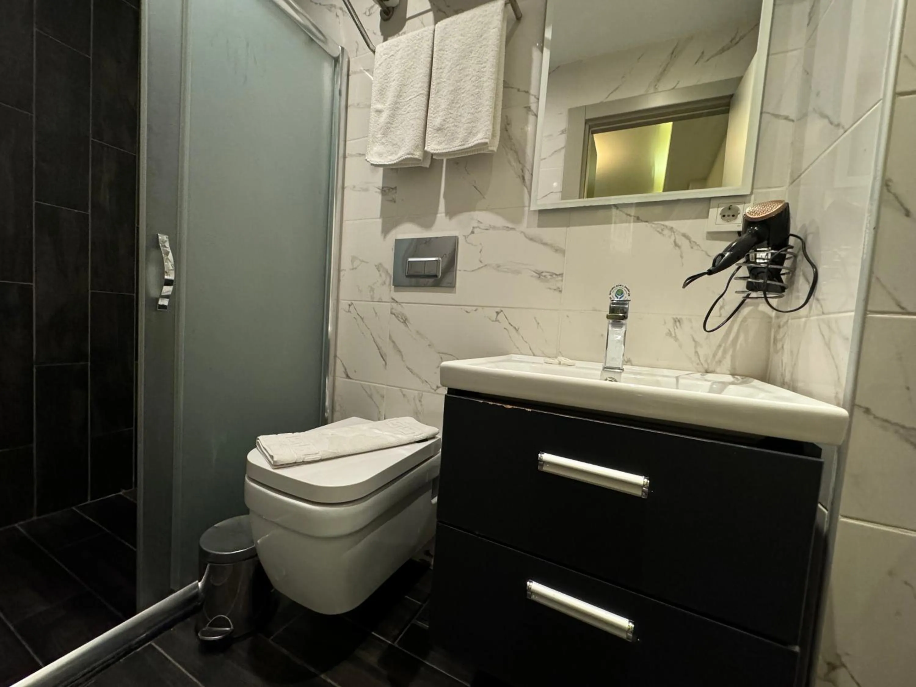 Shower in Aram Edessa Hotel