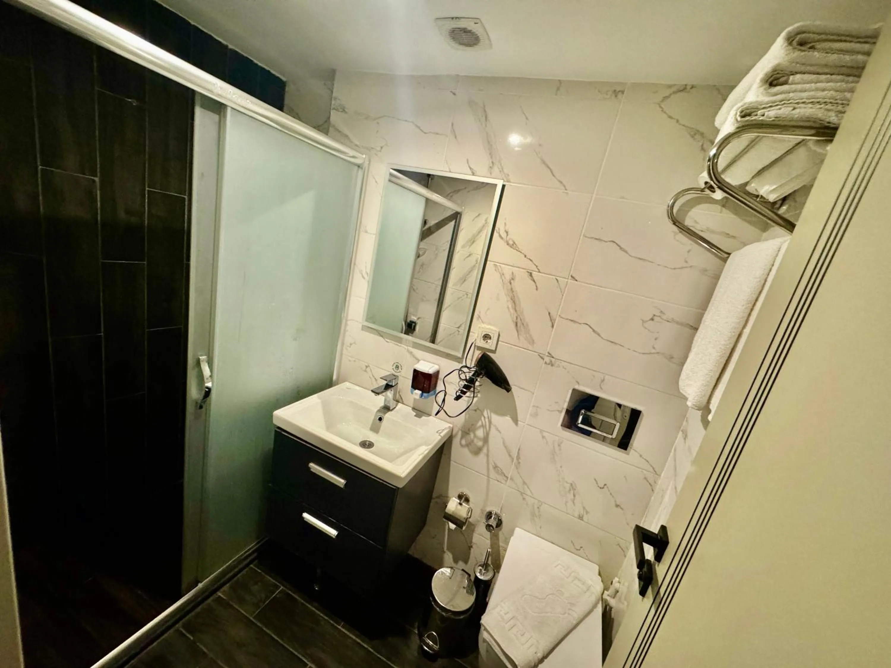 Shower in Aram Edessa Hotel