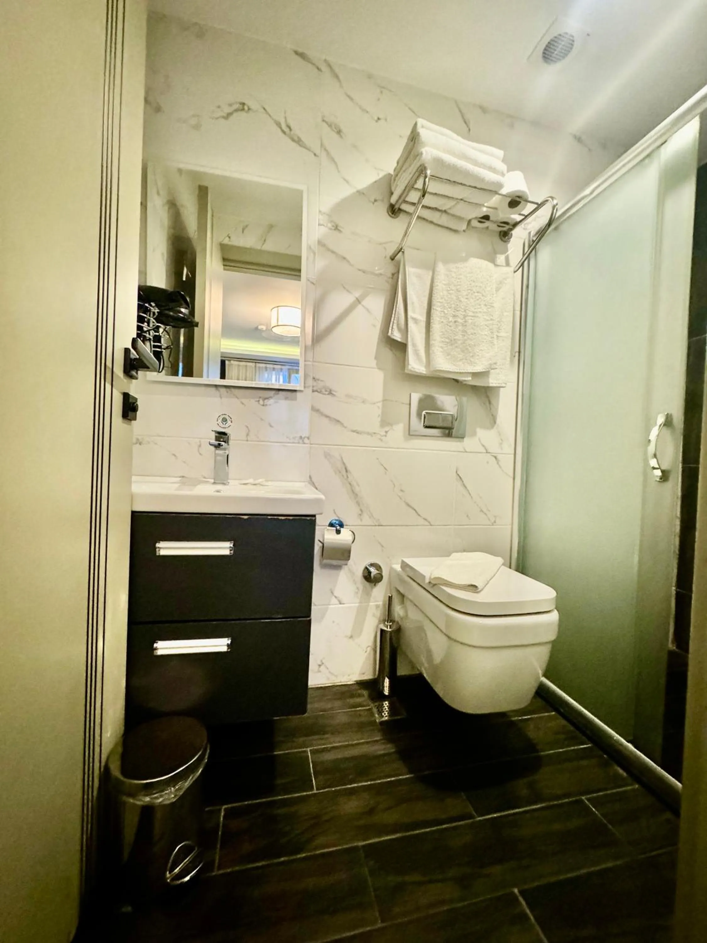 Shower in Aram Edessa Hotel