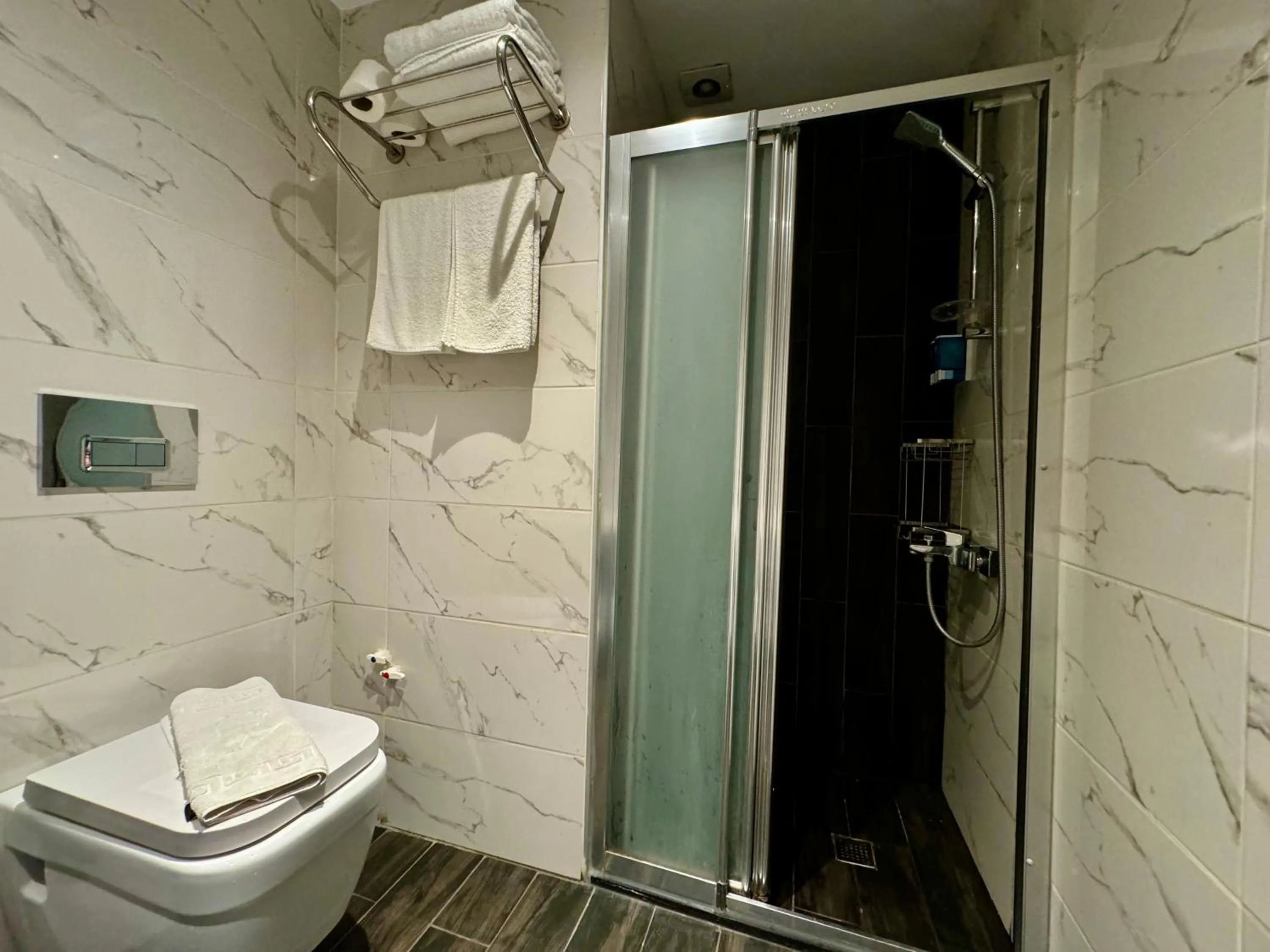 Shower in Aram Edessa Hotel