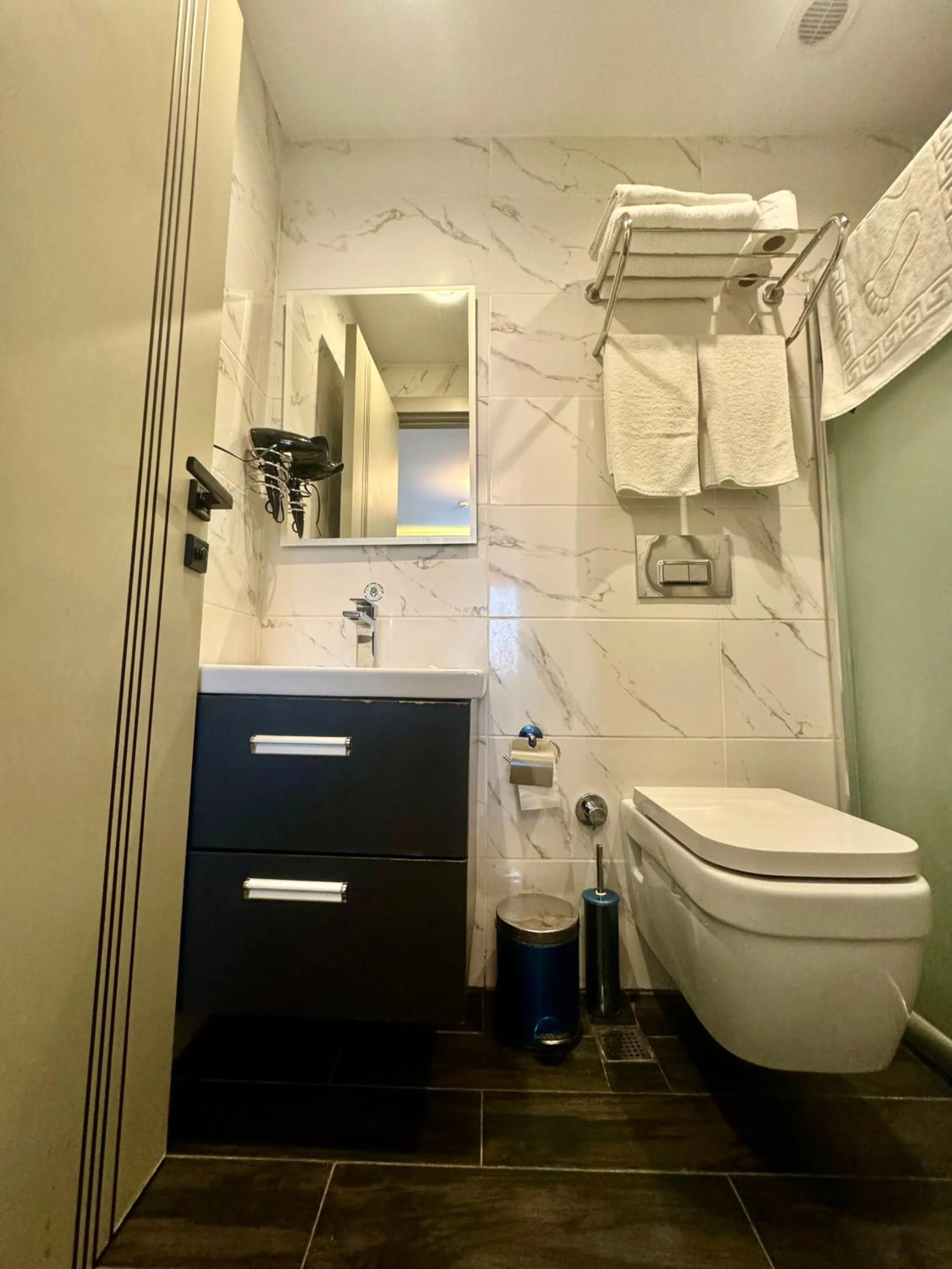 Shower in Aram Edessa Hotel