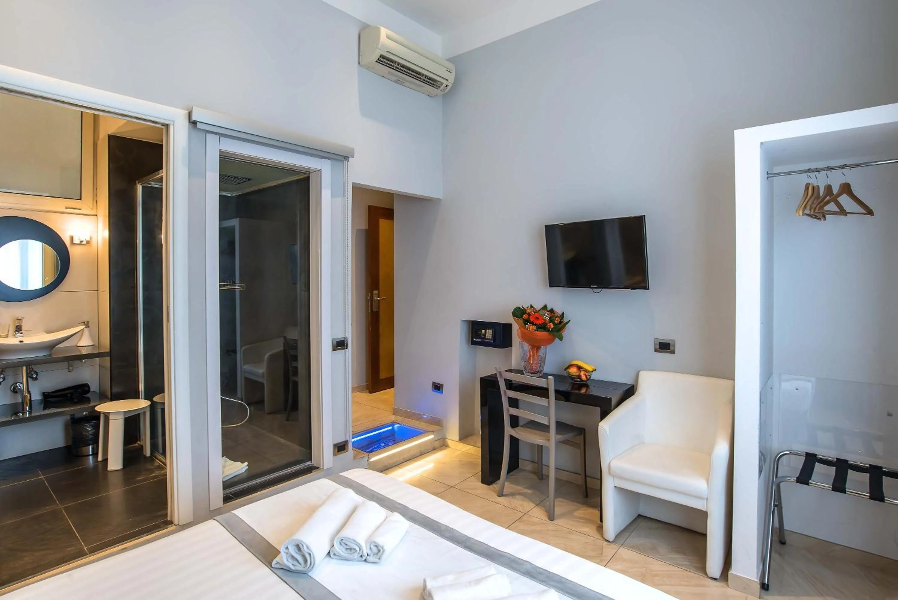 Bedroom, Bed in Pantheon Caesar Relais