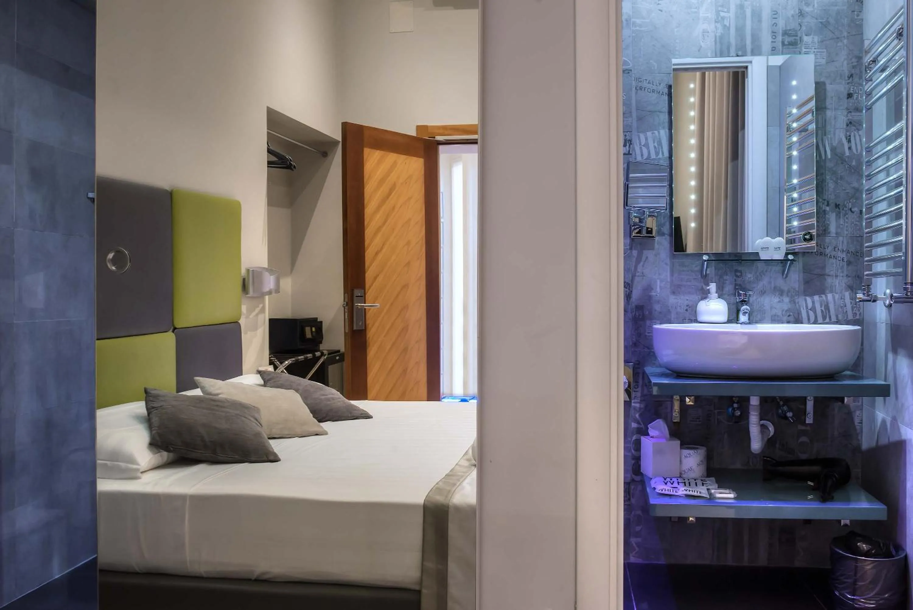 Bathroom, Bed in Pantheon Caesar Relais