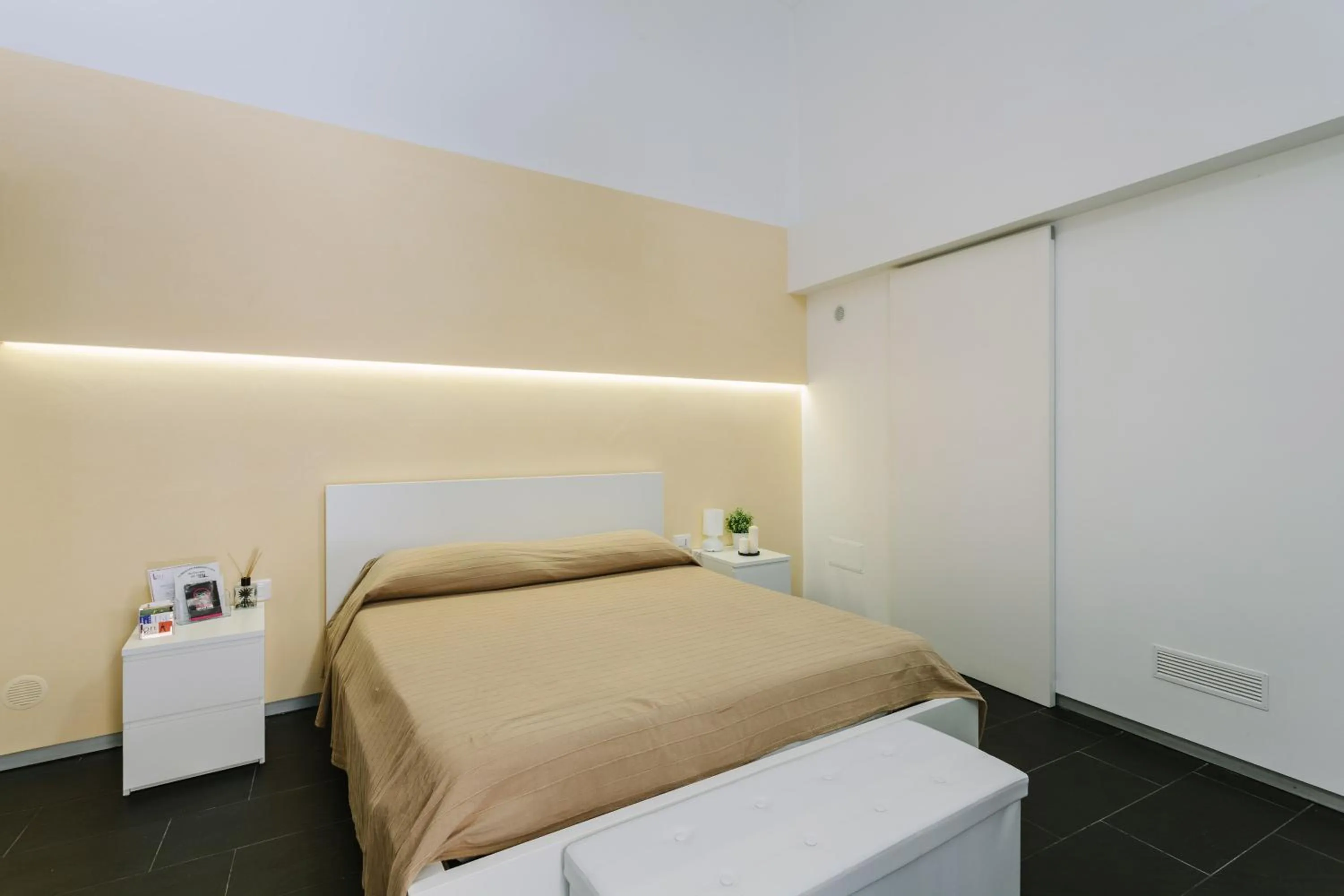 Photo of the whole room, Bed in 1743 Loft