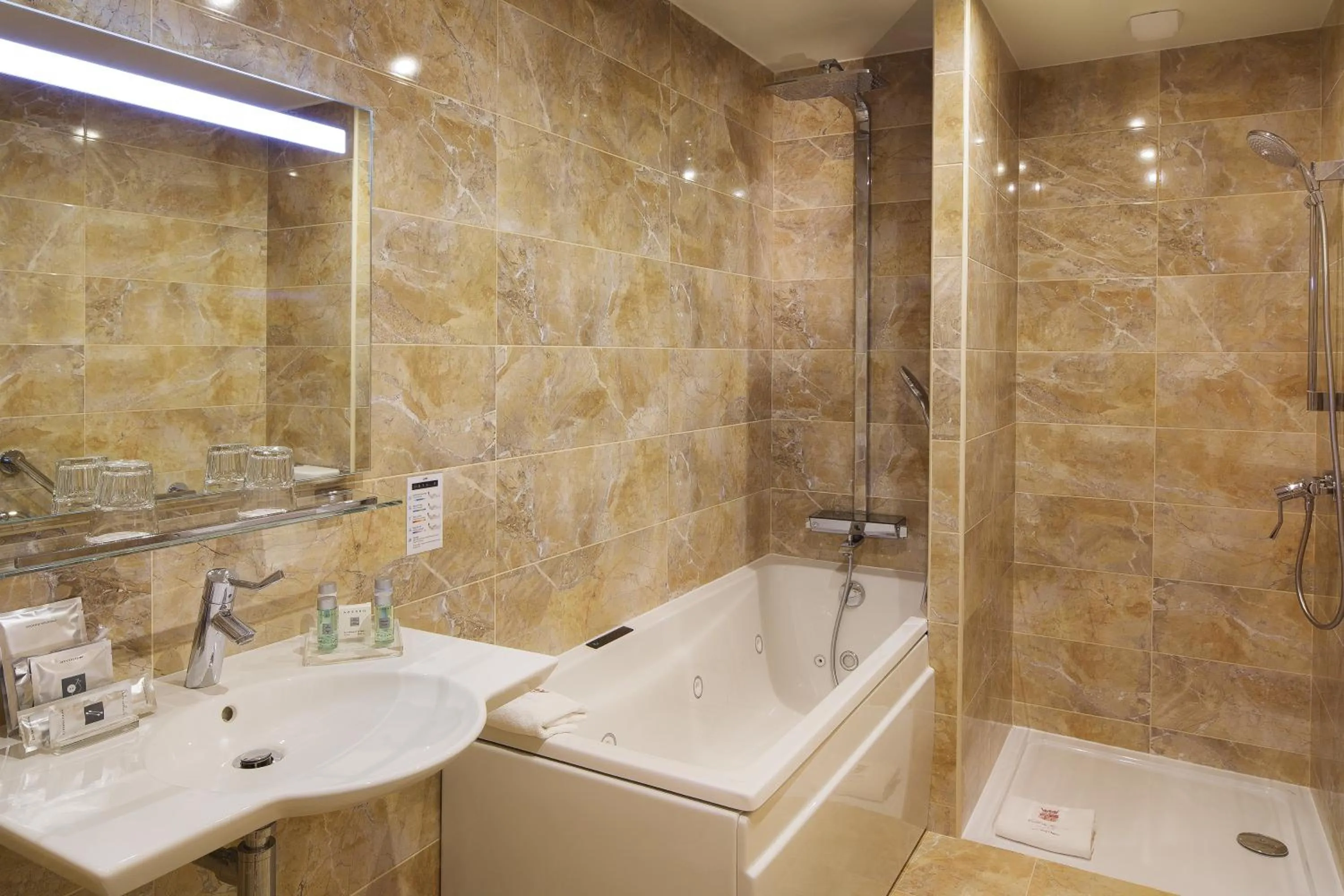 Bathroom in Hôtel de Varenne