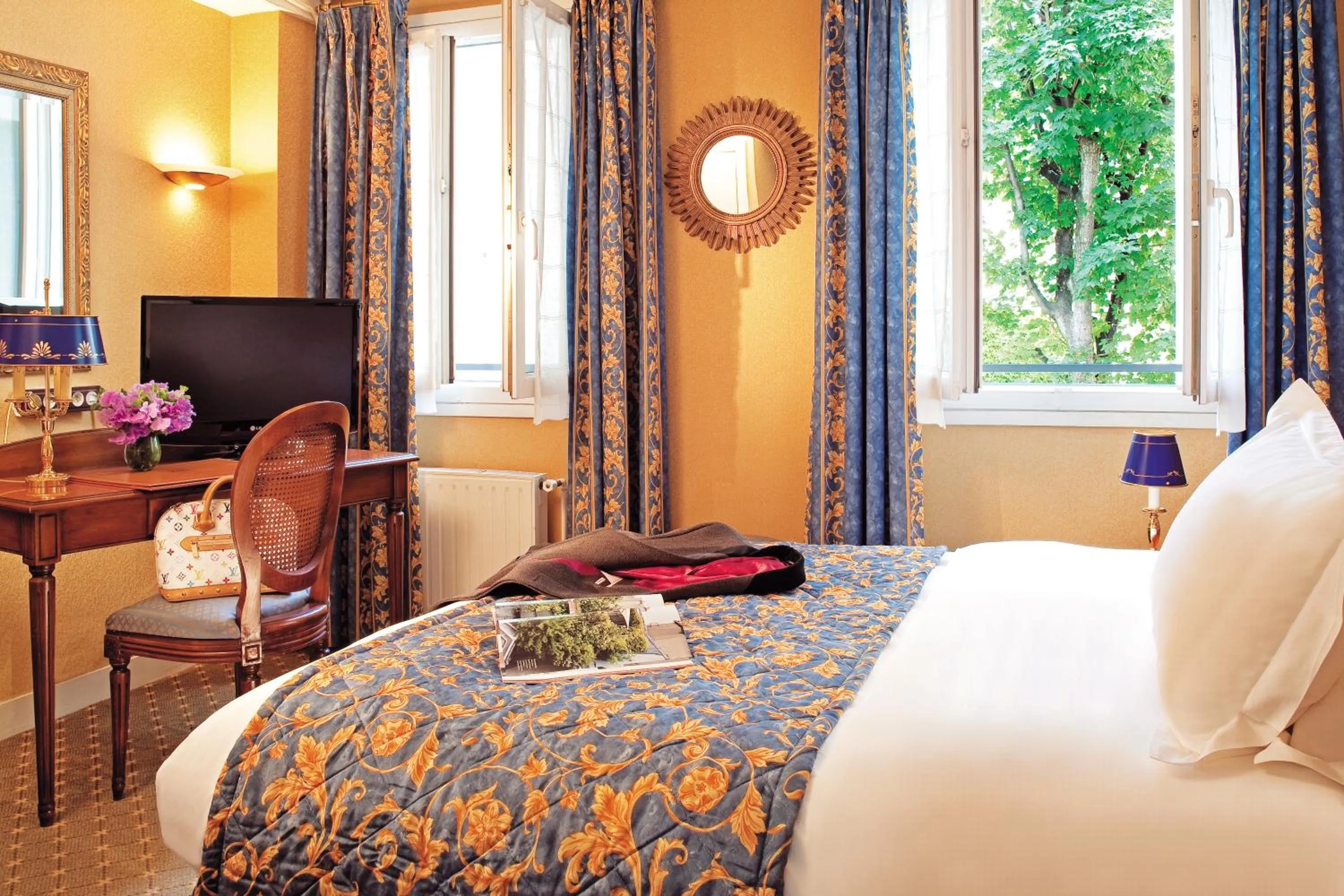 Bedroom, Bed in Hôtel de Varenne