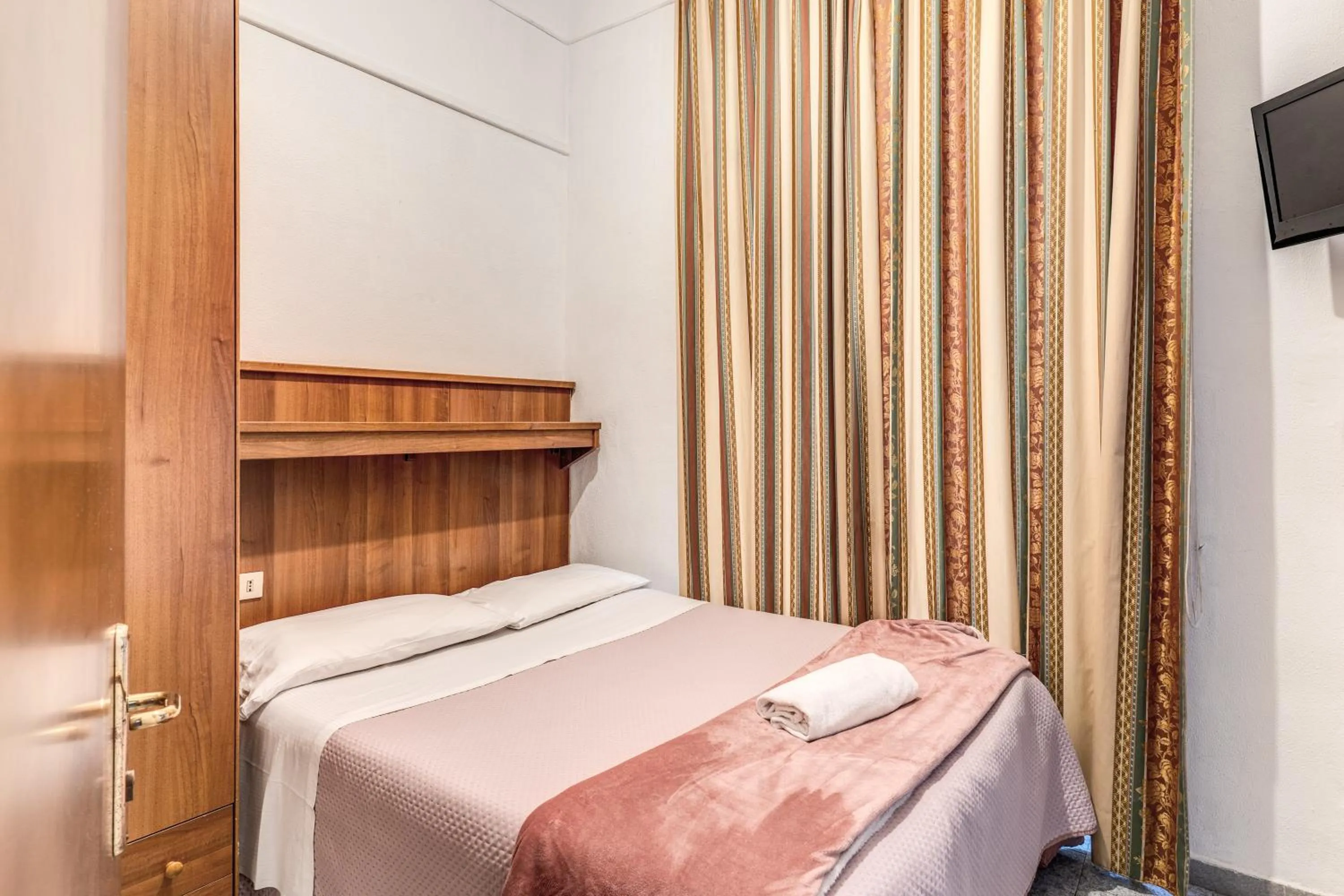 Bed in Hotel Giada Roma