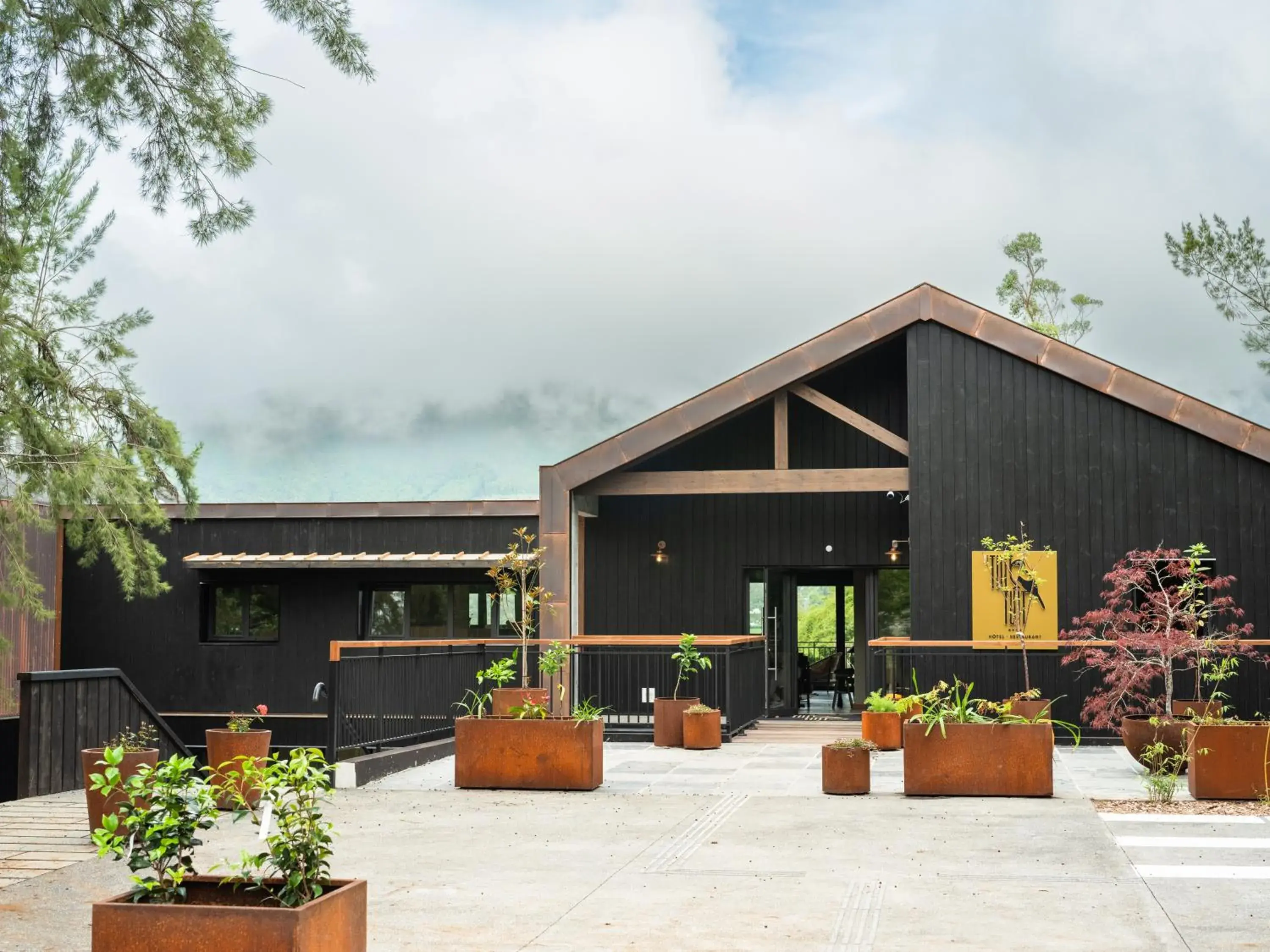 Property building in Hôtel le Tuit-Tuit Property building in Hôtel le Tuit-Tuit