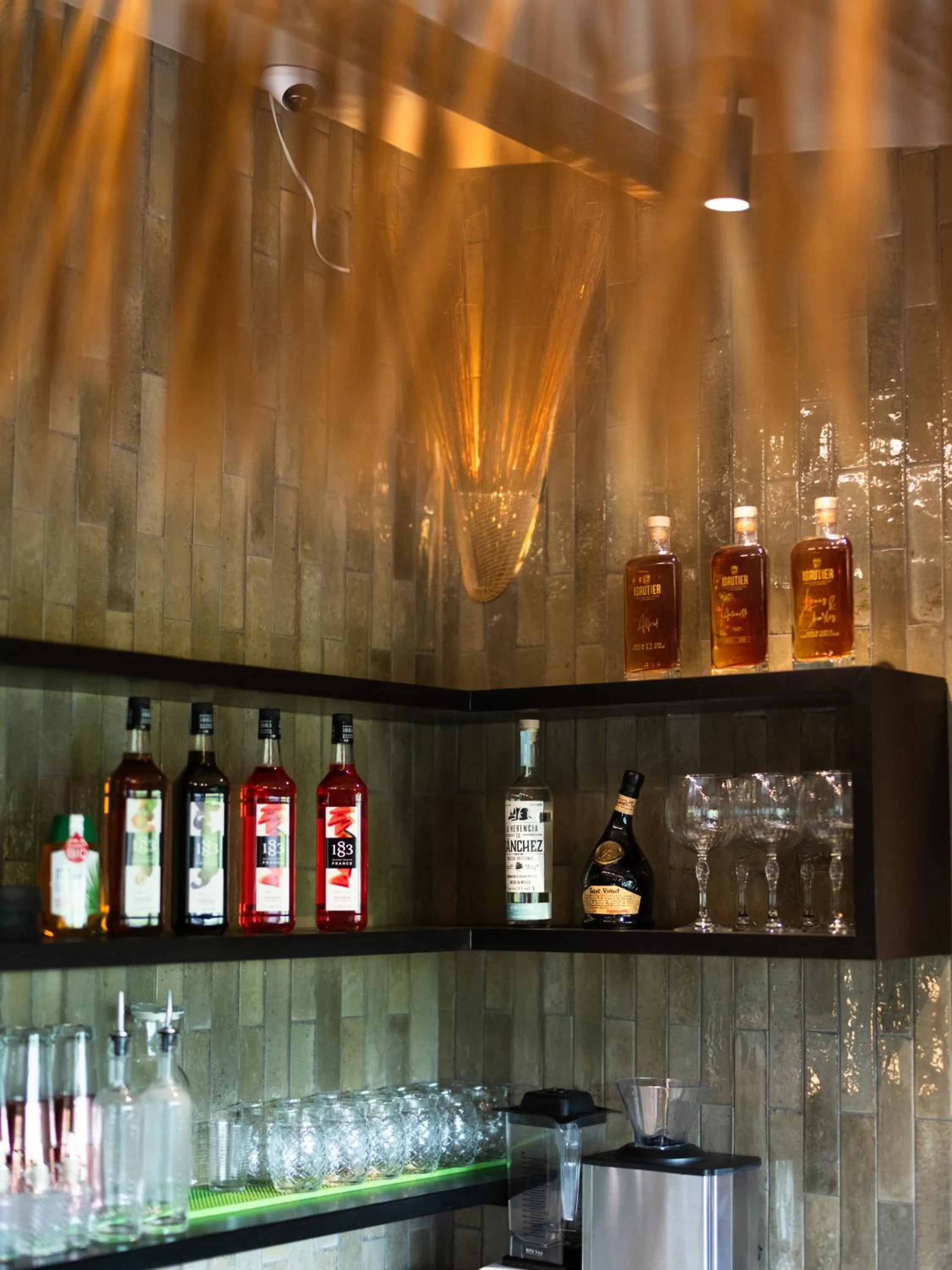 Lounge or bar in Hôtel le Tuit-Tuit