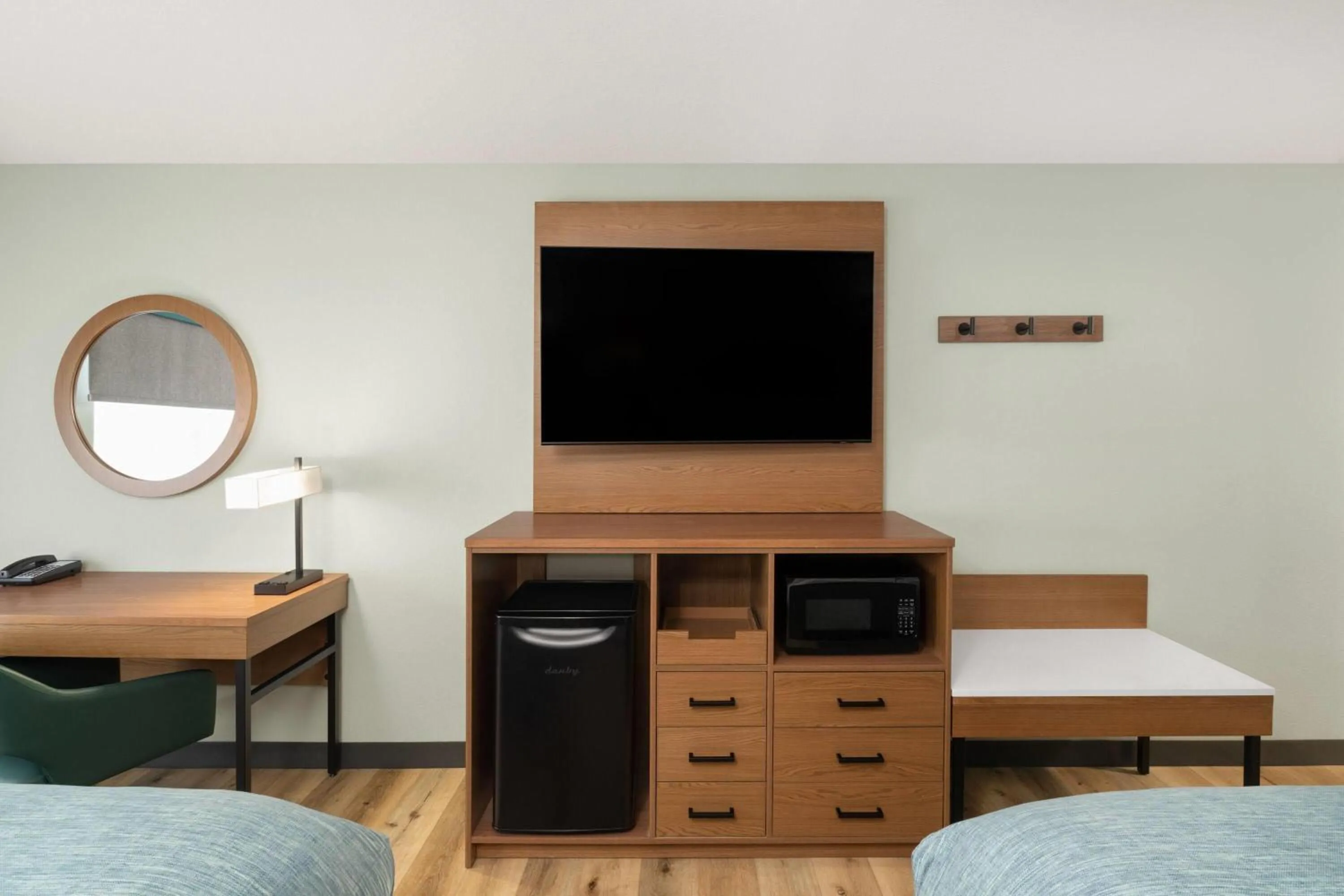 Photo of the whole room, Bed in Wingate By Wyndham Mansfield Ontario