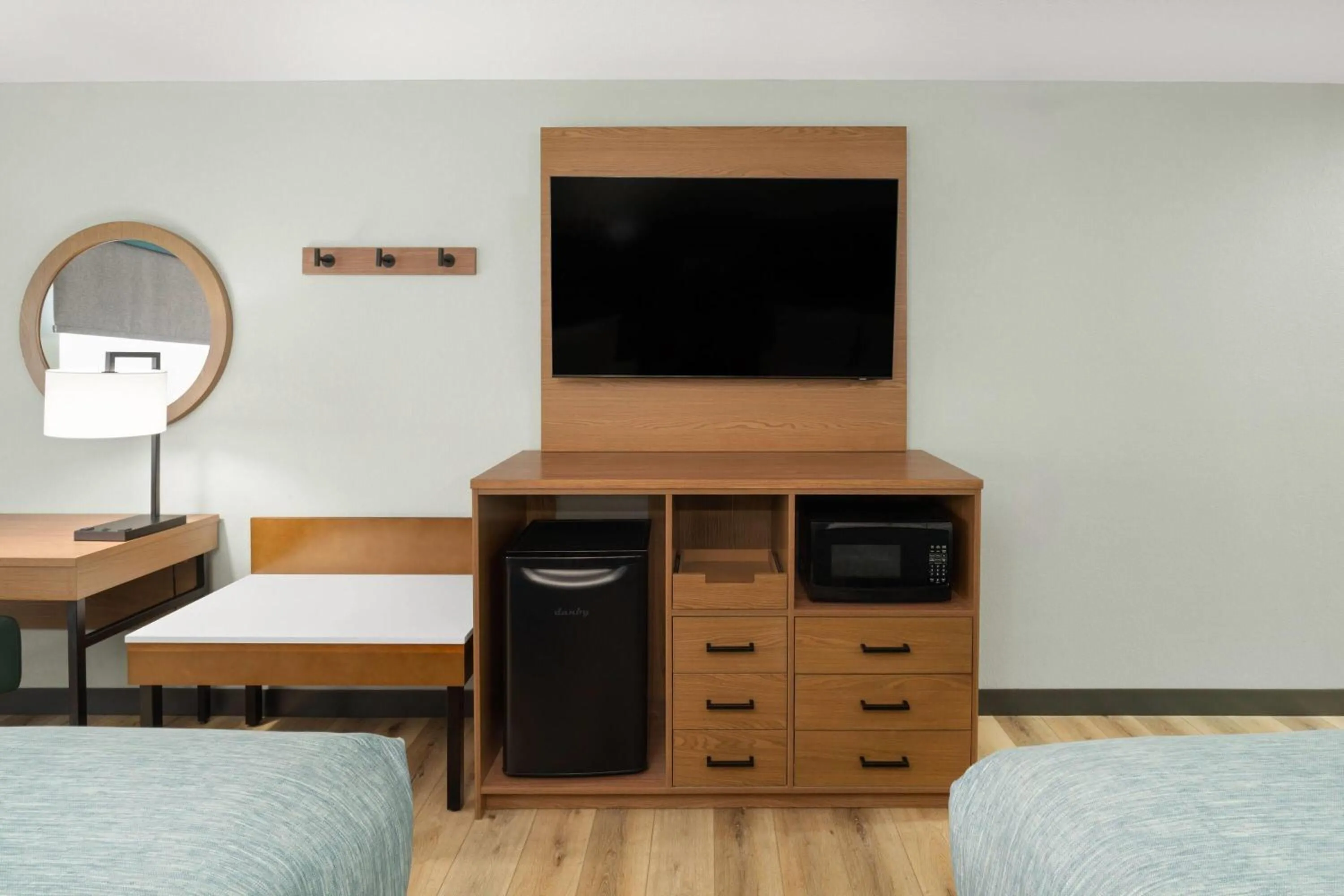 Photo of the whole room, Bed in Wingate By Wyndham Mansfield Ontario