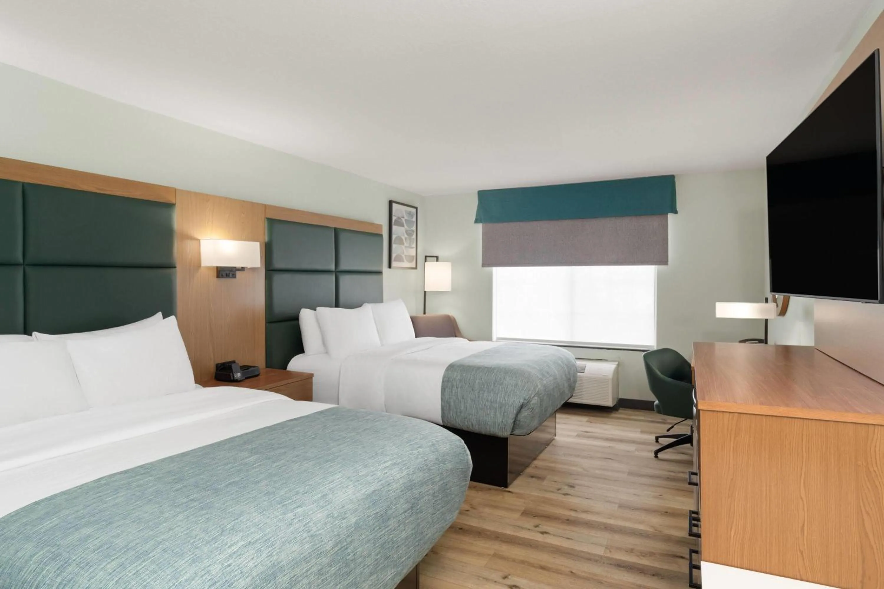 Photo of the whole room, Bed in Wingate By Wyndham Mansfield Ontario