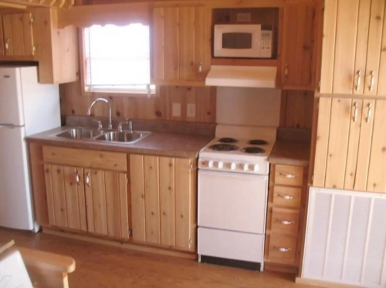 Kitchen or kitchenette in Lakeside Motel, Cabins and RV
