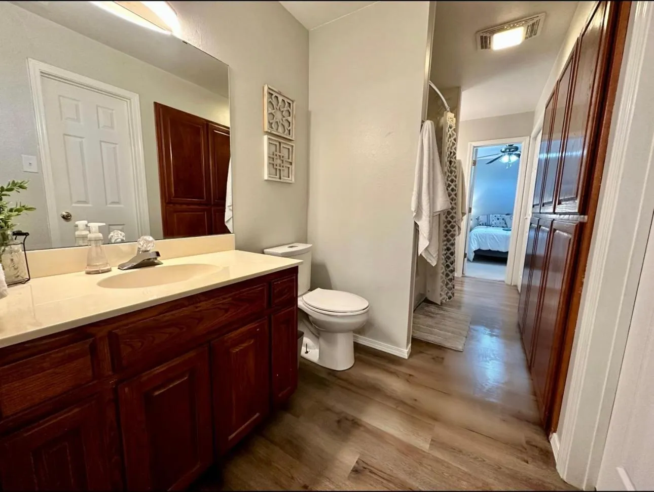 Bathroom in Lakeside Motel, Cabins and RV