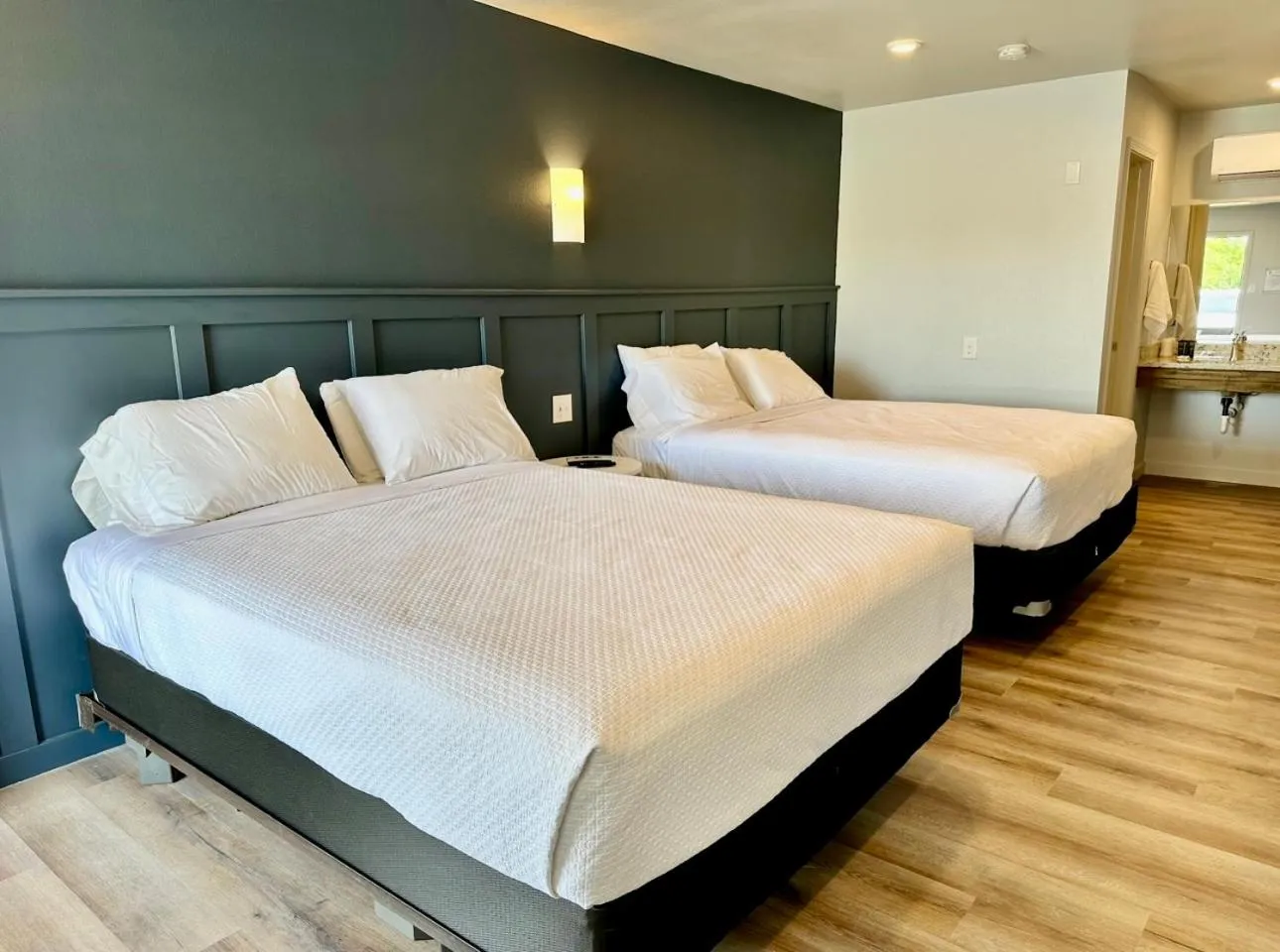 Bed in Lakeside Motel, Cabins and RV