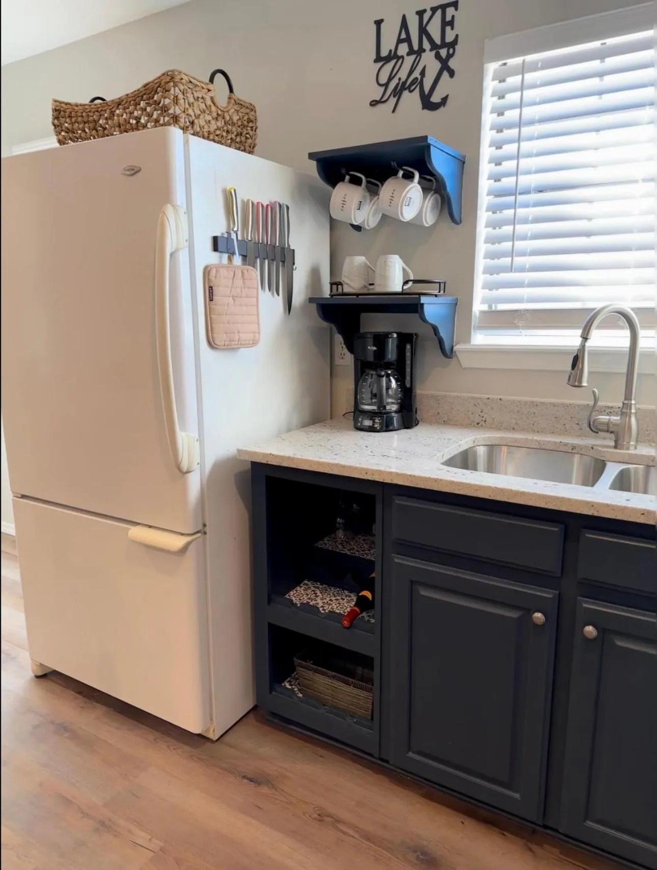 Kitchen or kitchenette in Lakeside Motel, Cabins and RV