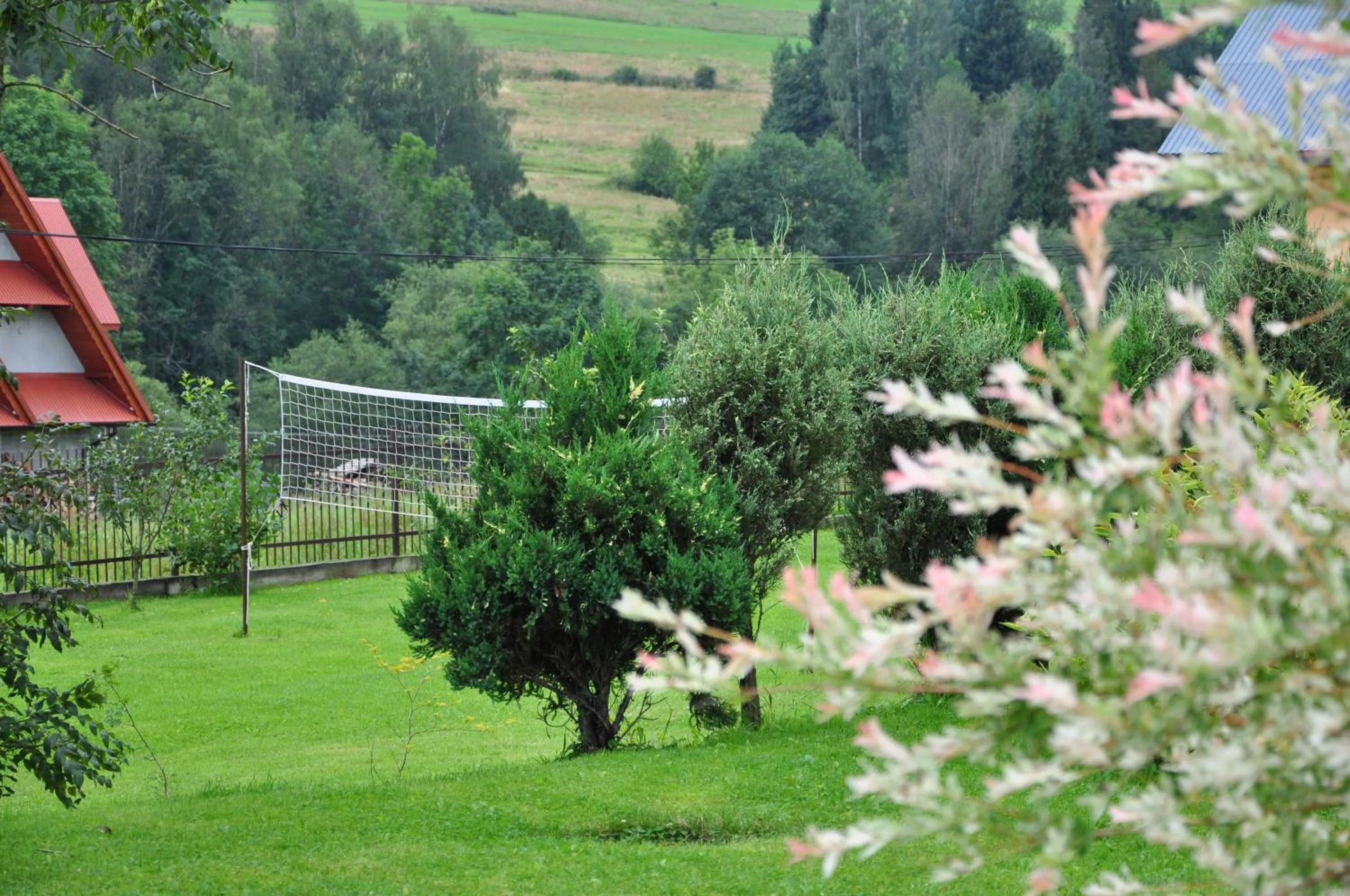 Garden in Pokoje gościnne u Komperdow pod wyciągiem narciarskim Kaniowka
