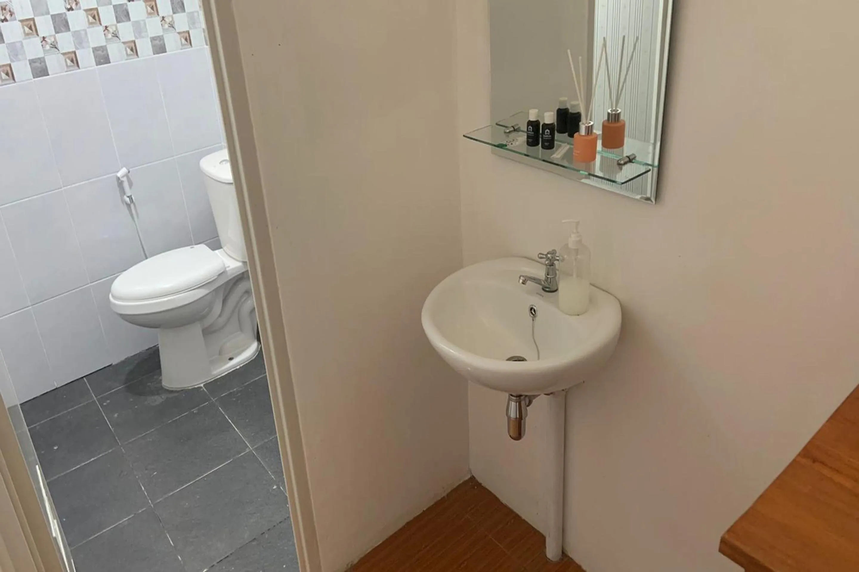 Bathroom in Capital O 93437 Embung Banteran CottageNearLapangan Banteran