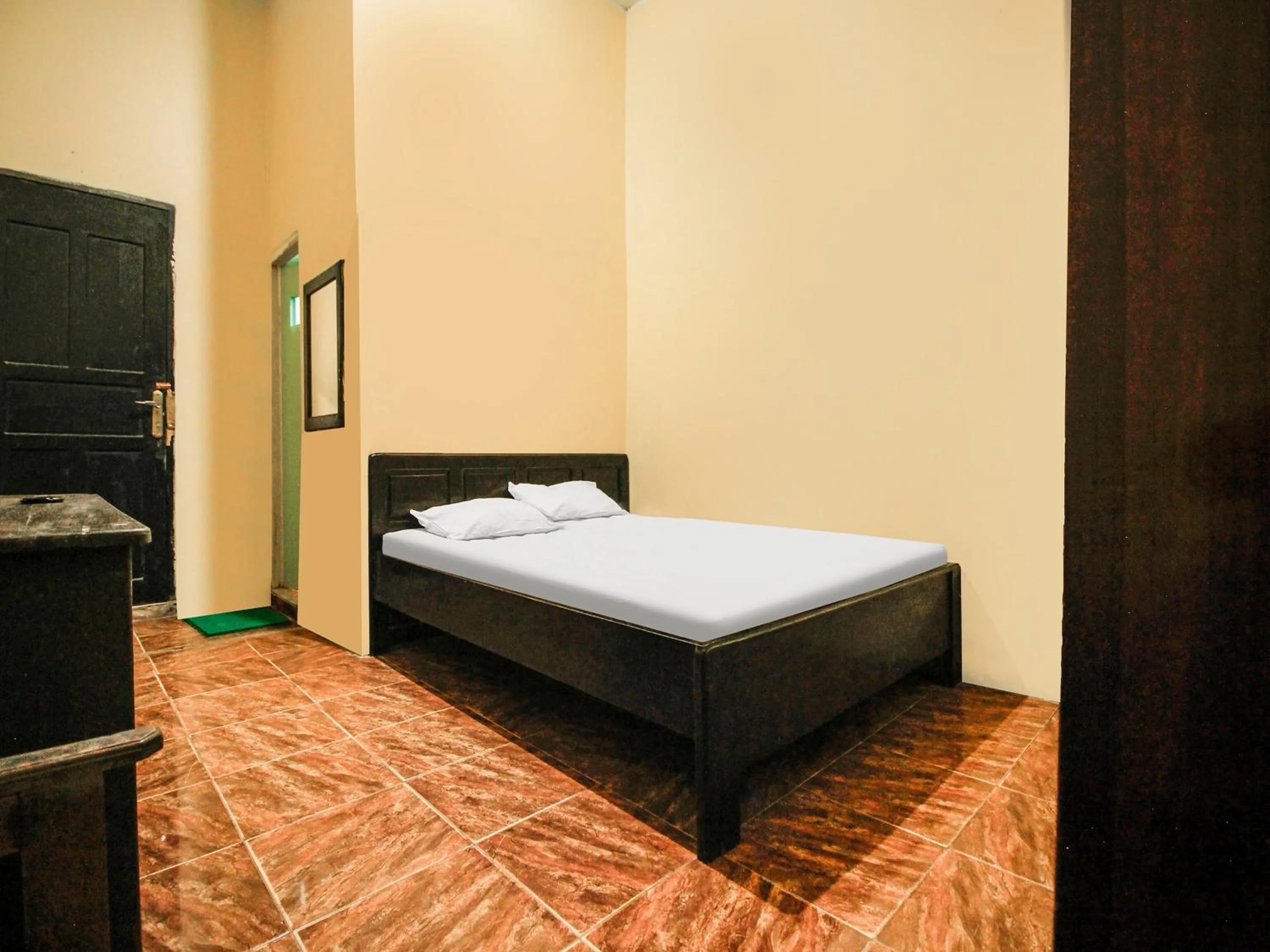 Bedroom, Bed in Hotel O Emmy Homestay Syariah