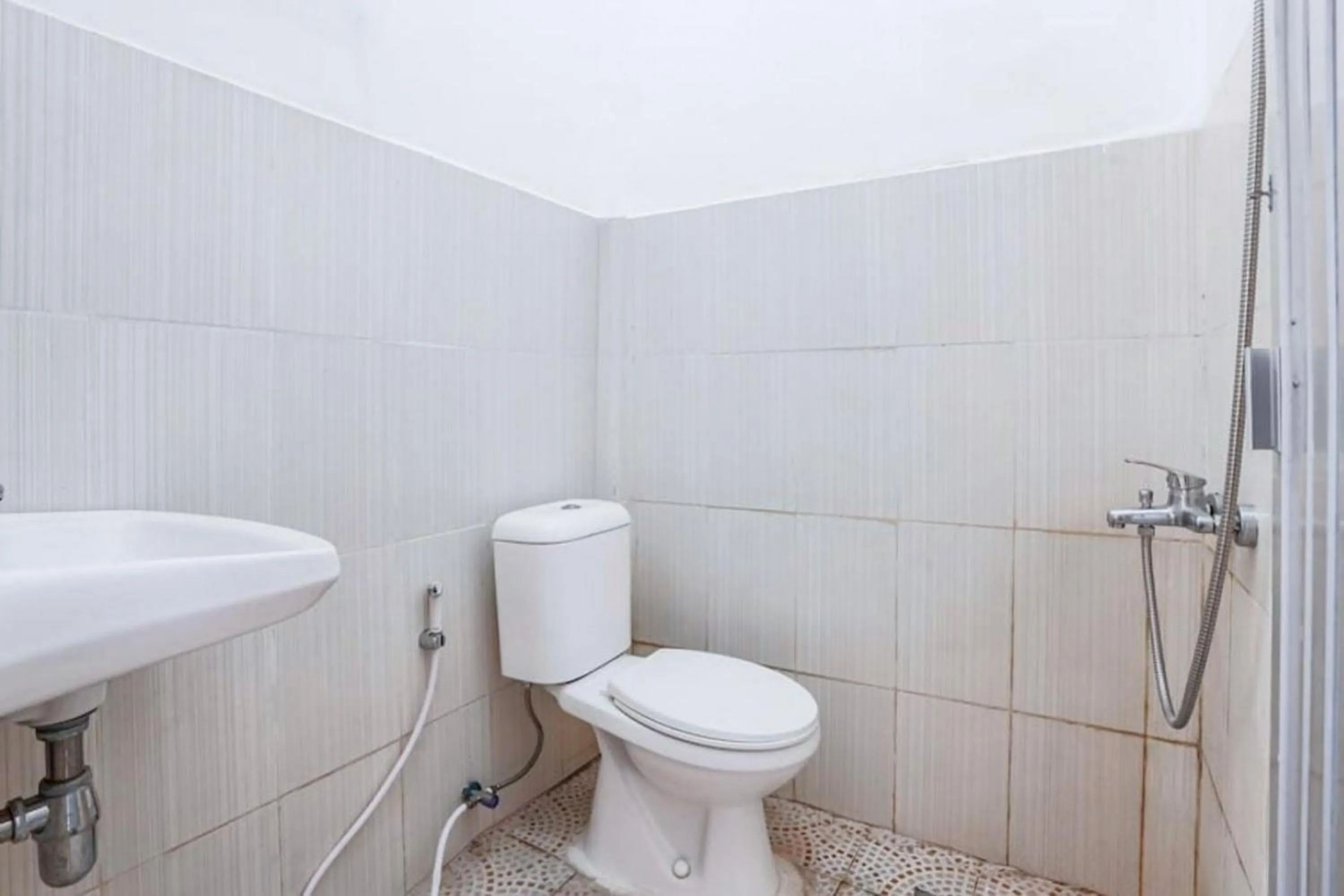 Bathroom in Wisma Silampari Mitra RedDoorz