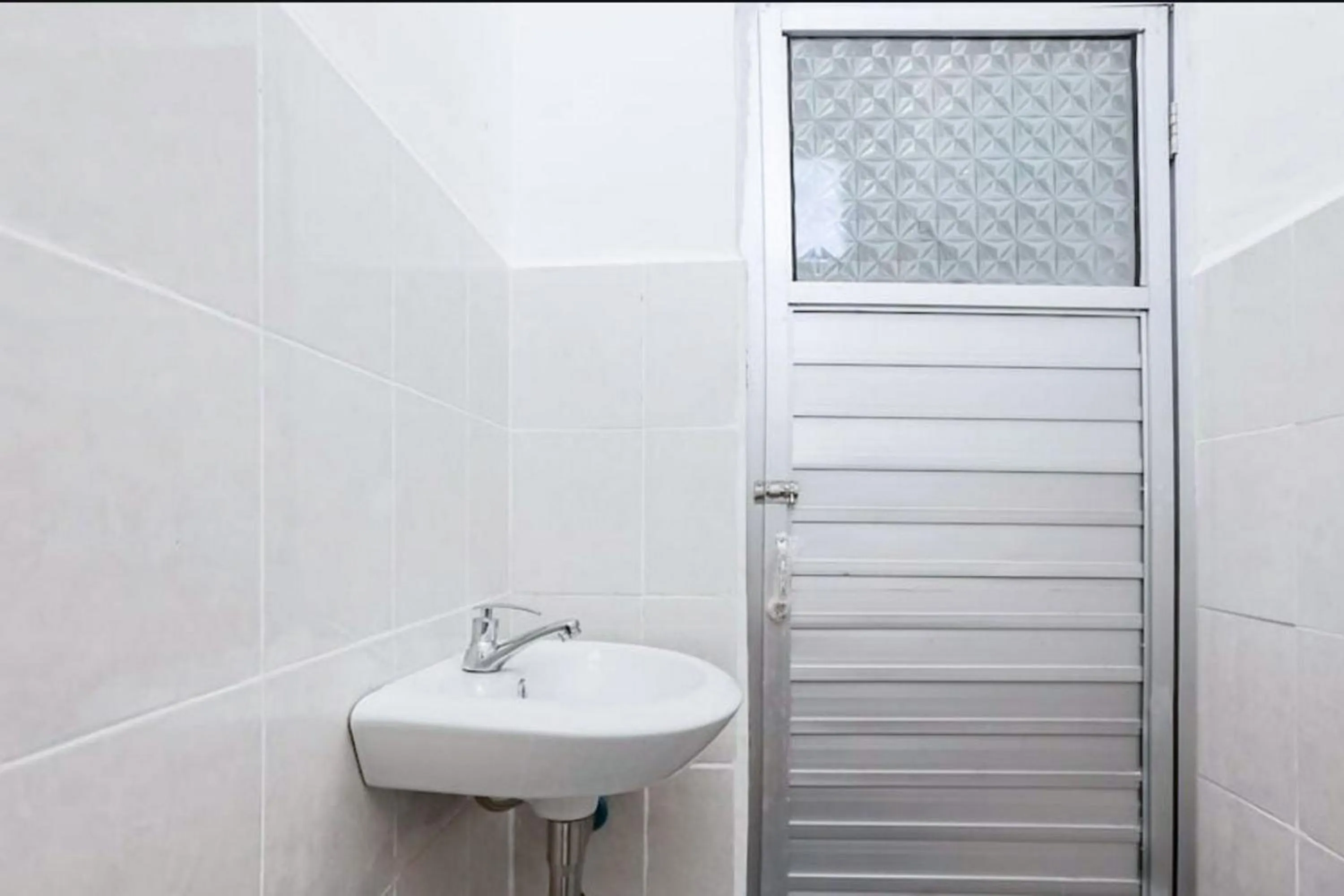 Bathroom in Wisma Silampari Mitra RedDoorz