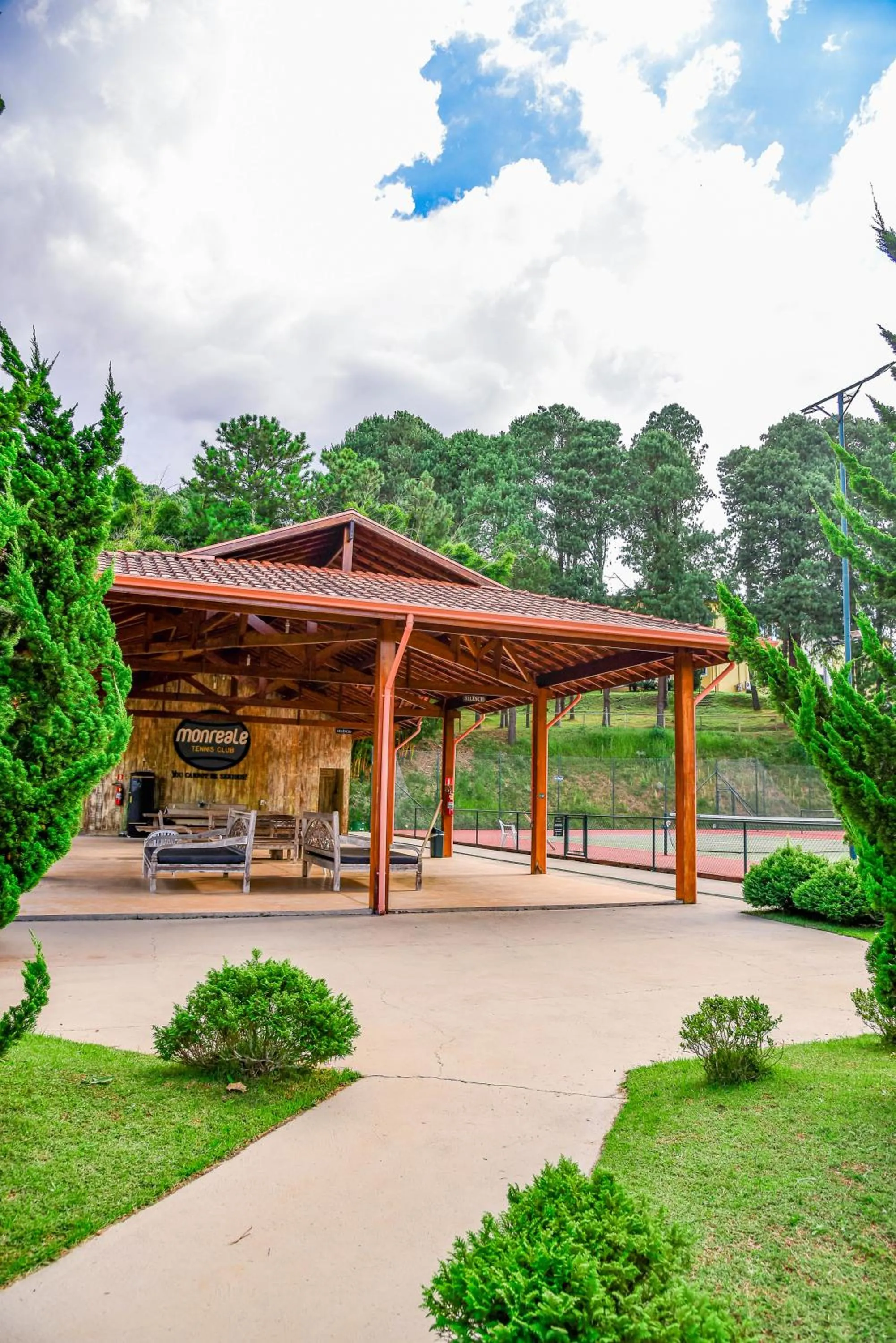 Tennis court in Monreale Resort Parque Aquático