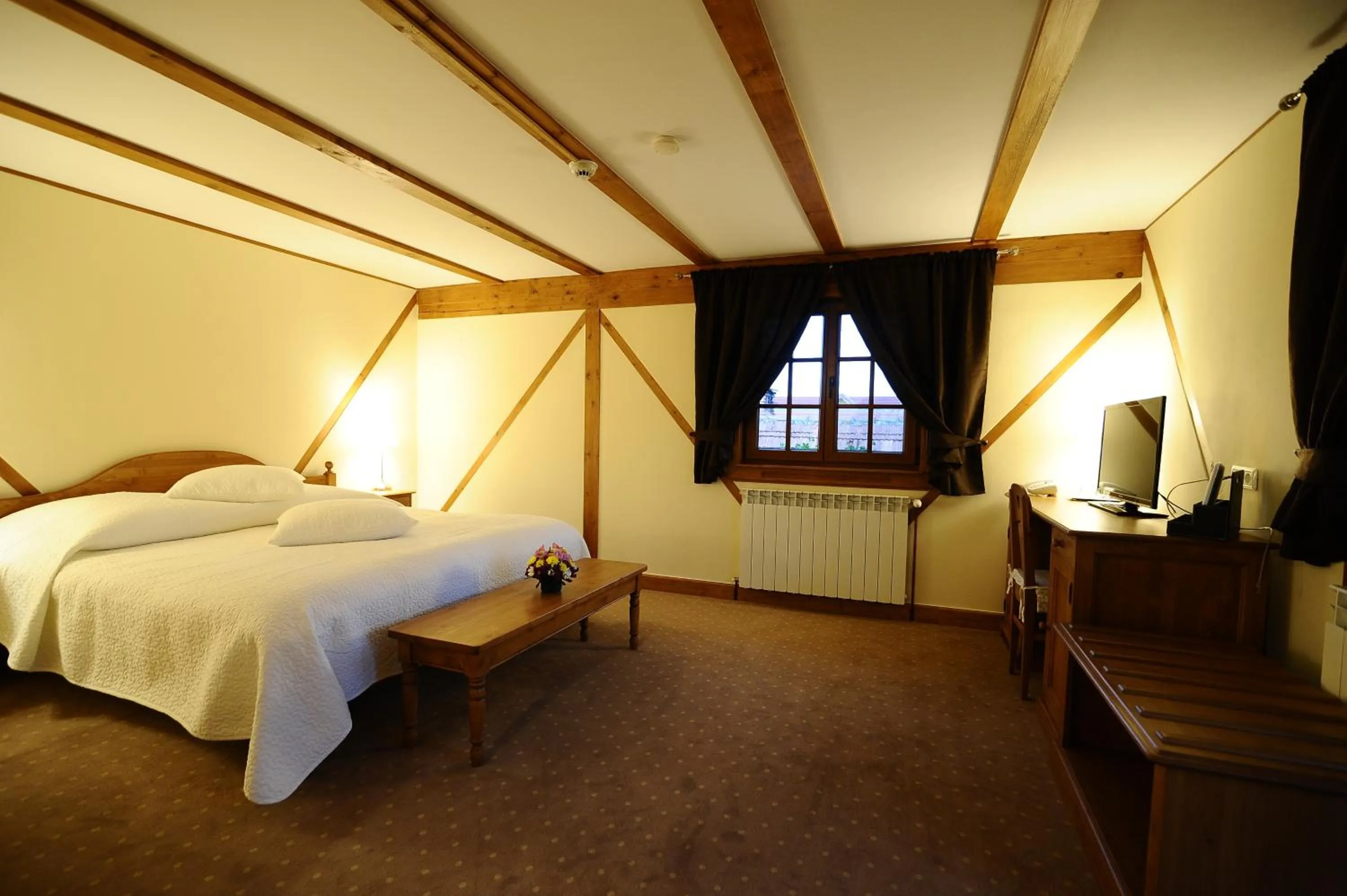 View (from property/room), Bed in Pensiunea Tohanu Vechi