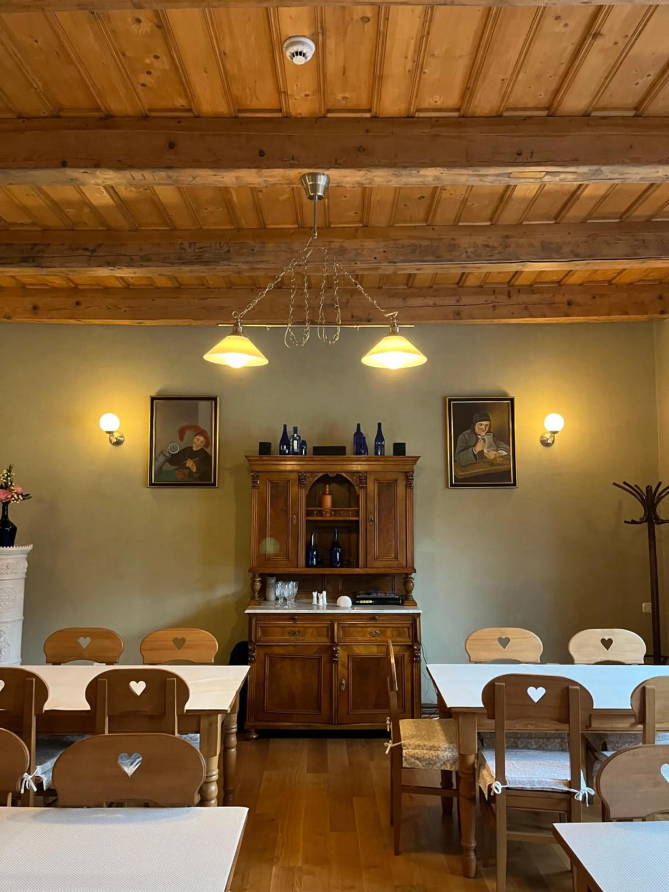 Restaurant/places to eat in Pensiunea Tohanu Vechi