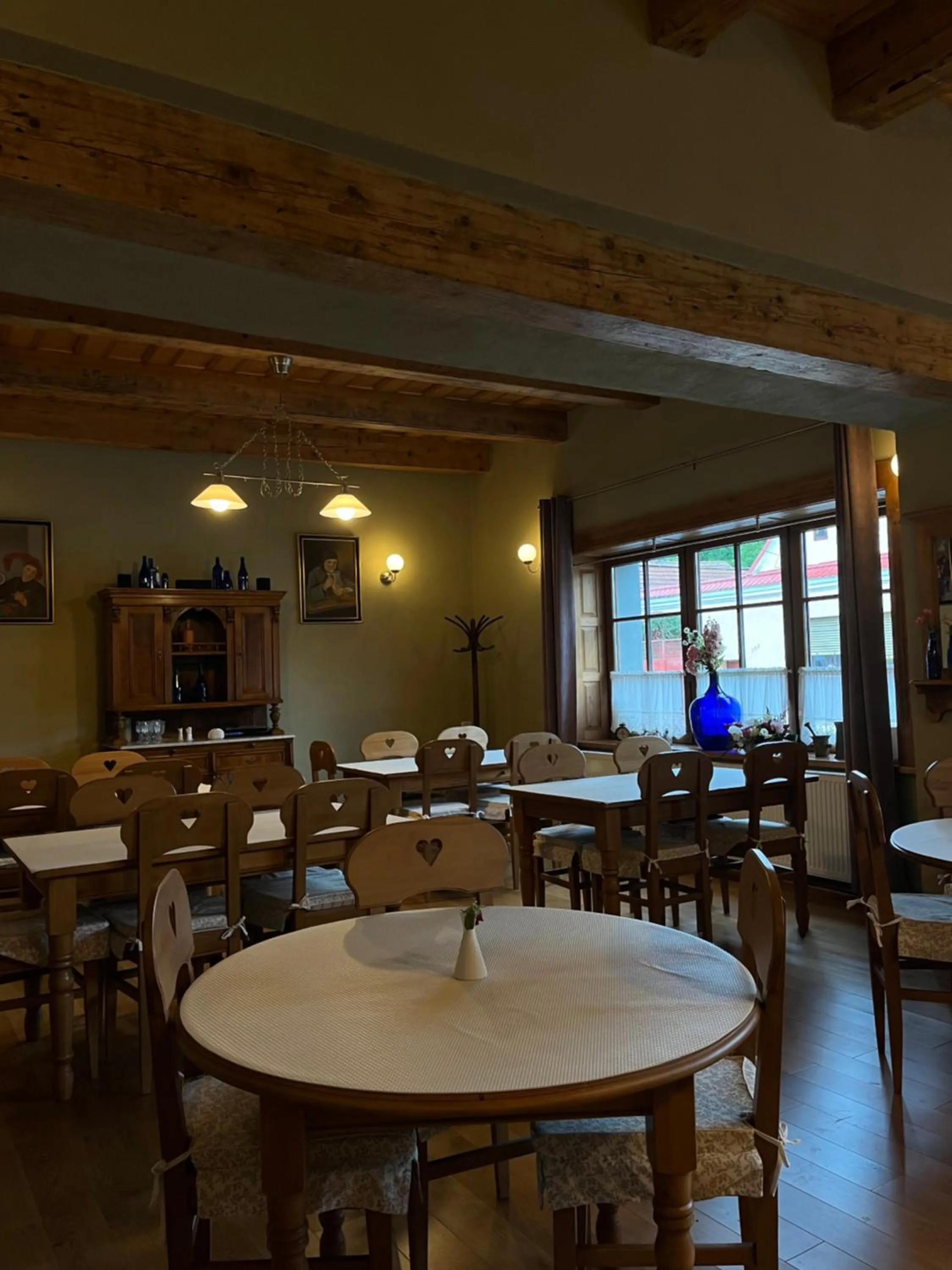 Restaurant/places to eat in Pensiunea Tohanu Vechi